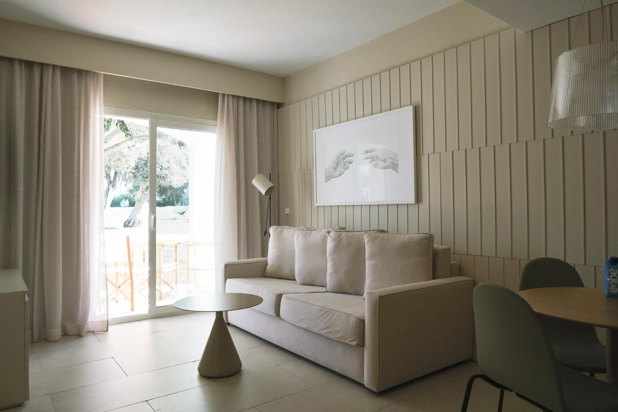 One-Bedroom Suite - Photo 2