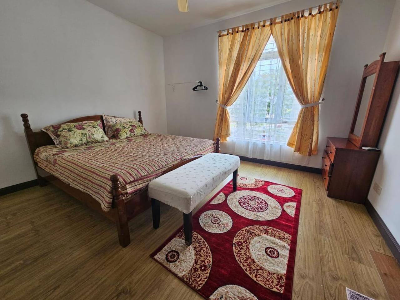 Five-Bedroom House photo 2