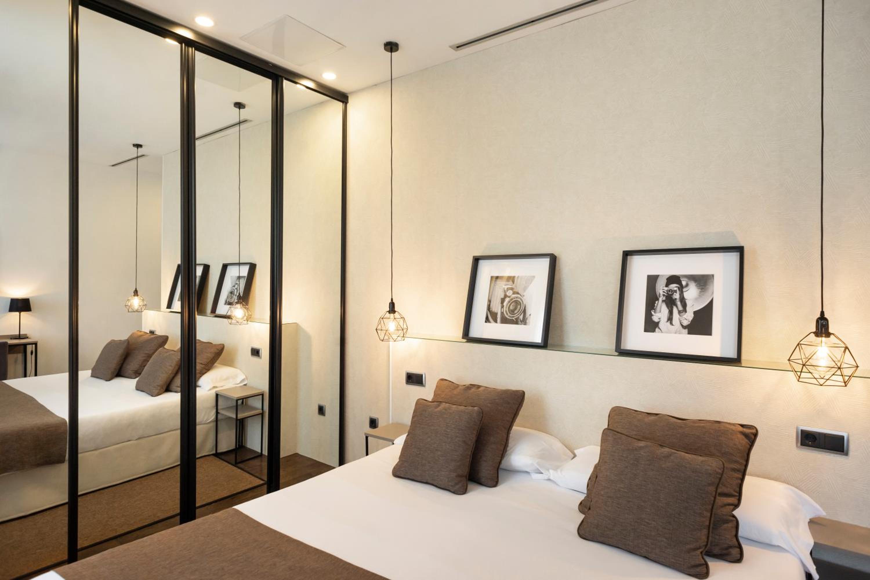 Double Room with Balcony - Photo 15