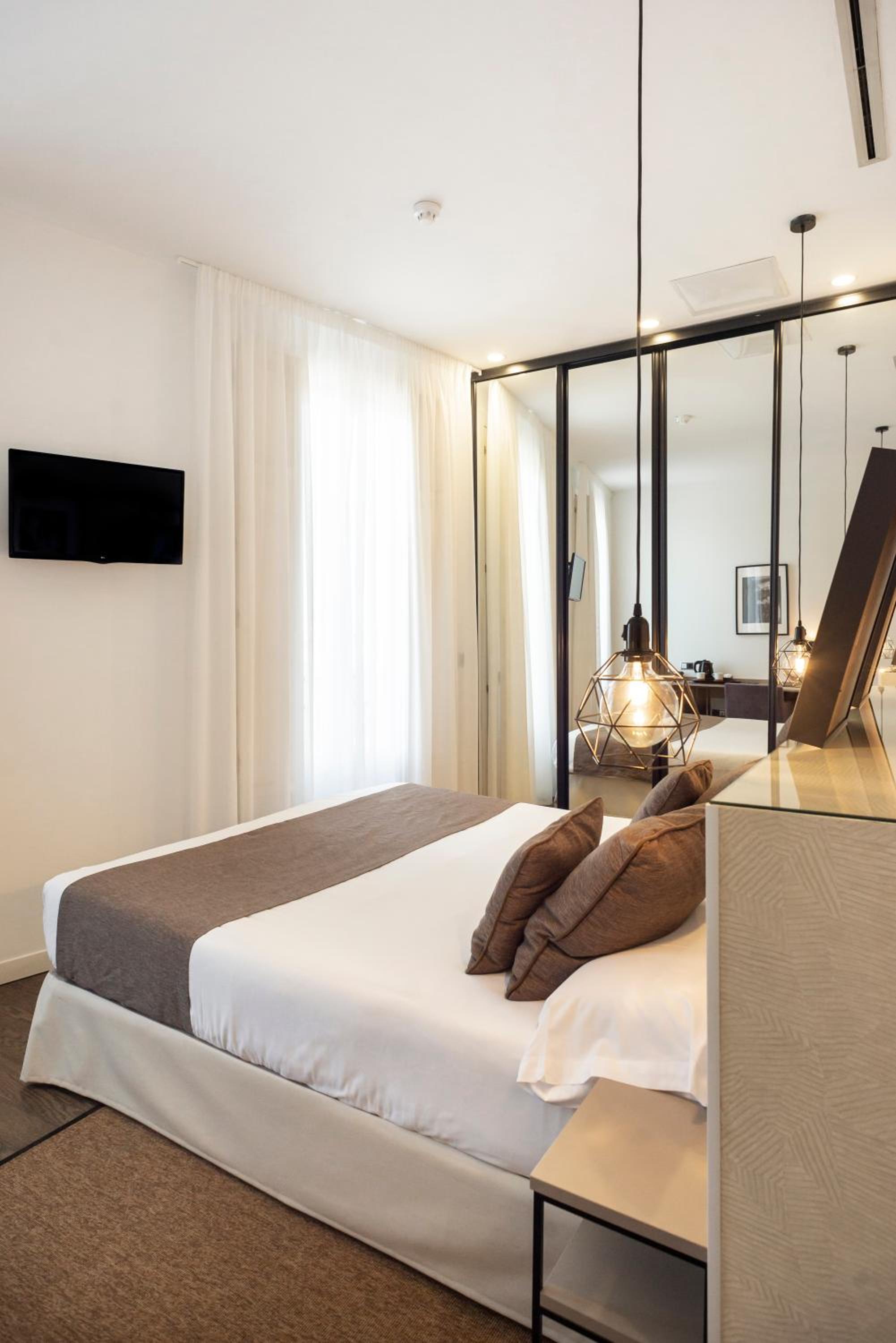 Double Room with Balcony - Photo 22