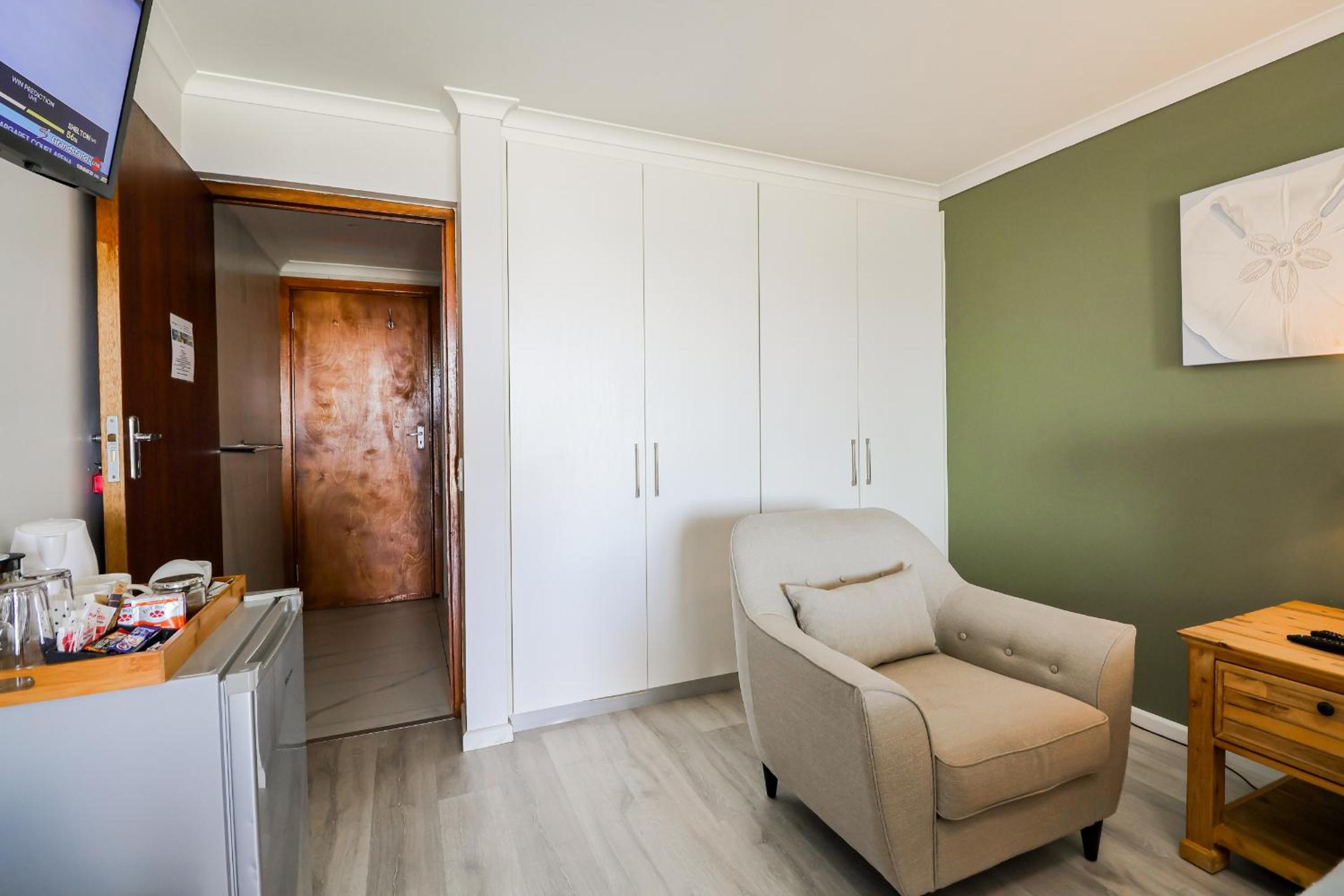 Queen Room with Sea View - Photo 46