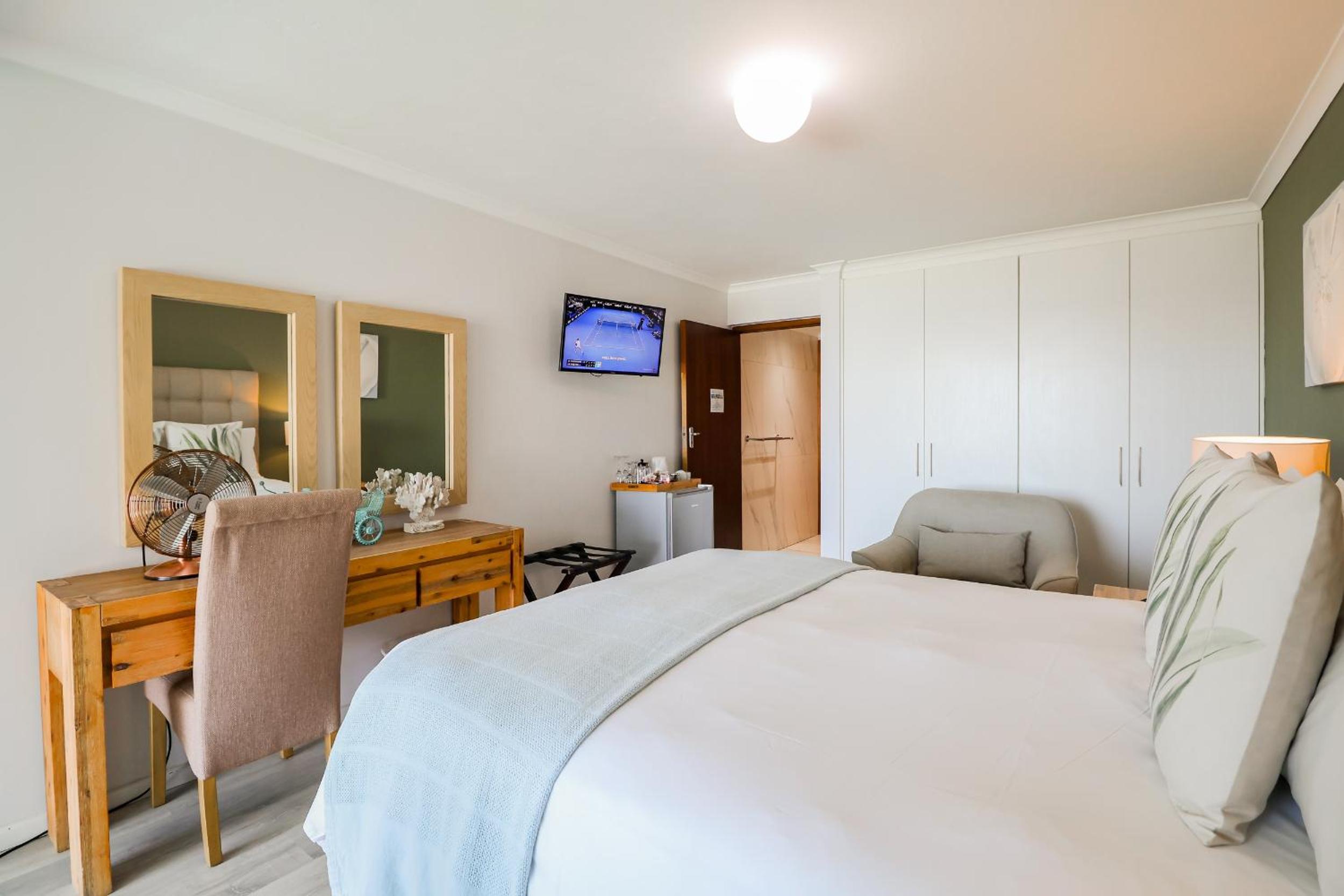 Queen Room with Sea View - Photo 45