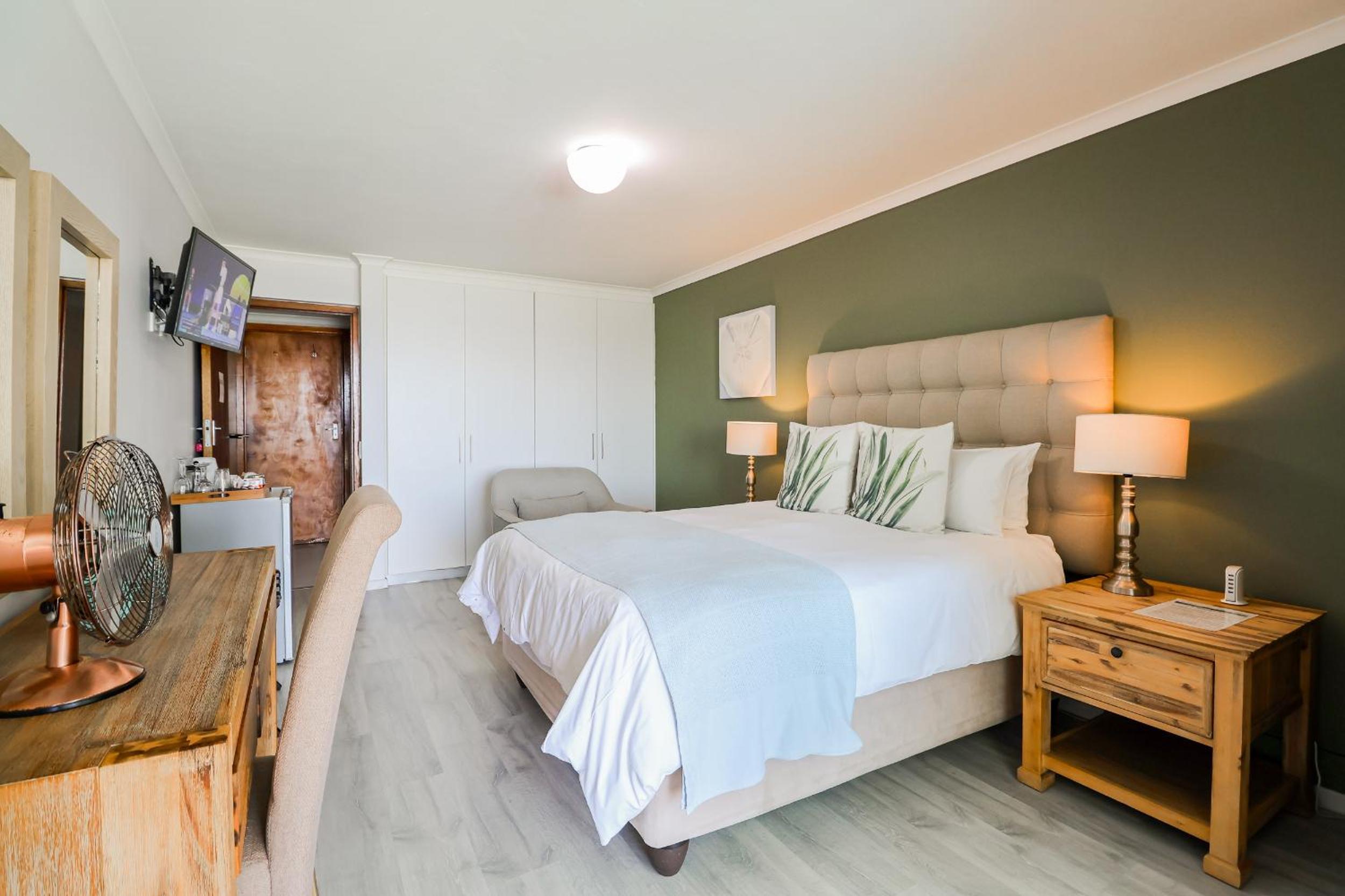 Queen Room with Sea View - Photo 9