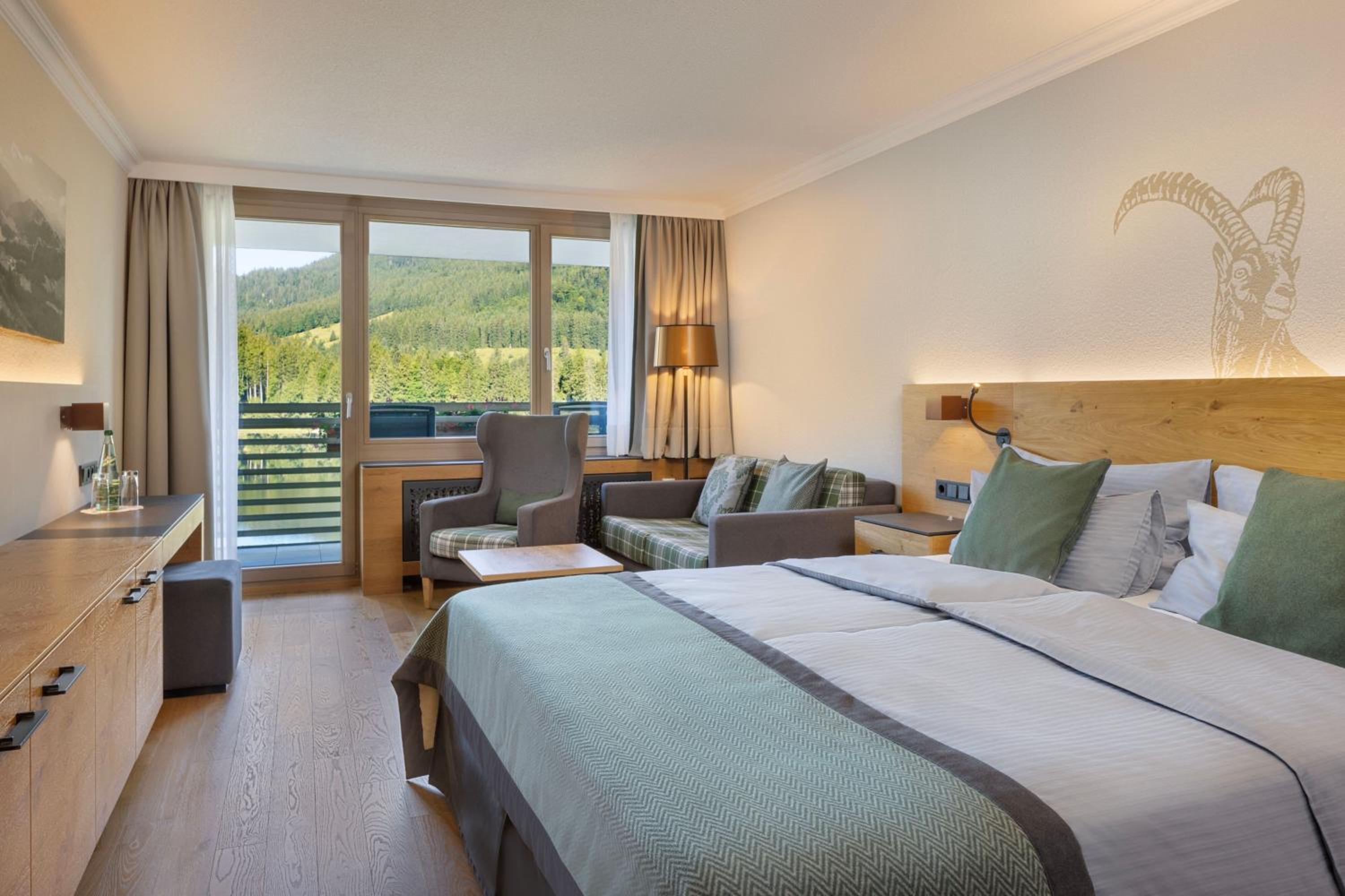 Grand Deluxe King Room with Balcony and Lake View - Photo 2