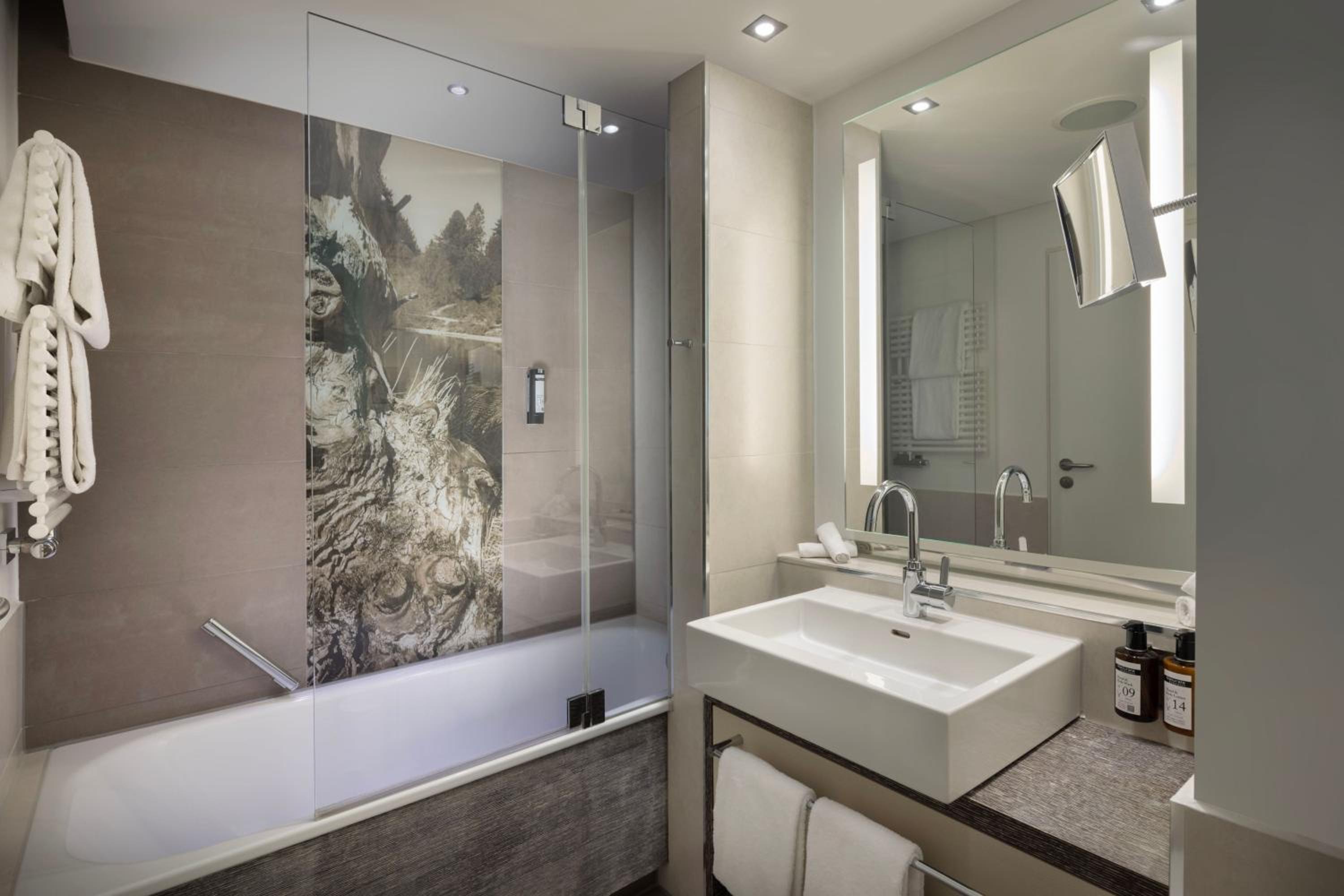 Deluxe King Room with Mountain View and Balcony - Photo 2