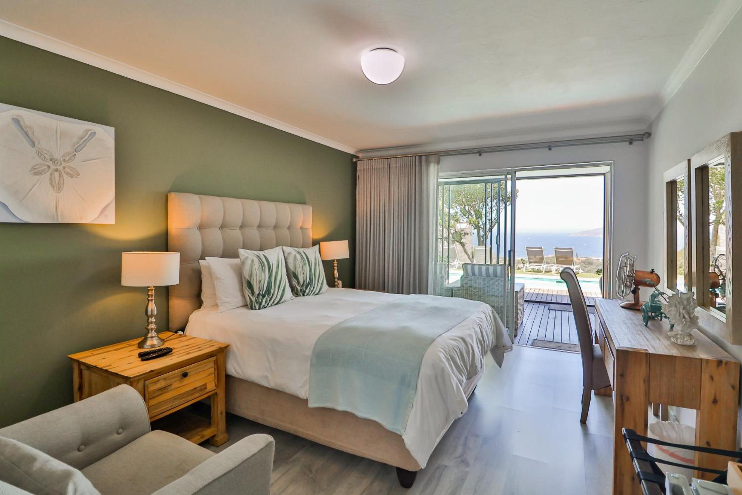 Queen Room with Sea View - Photo 10