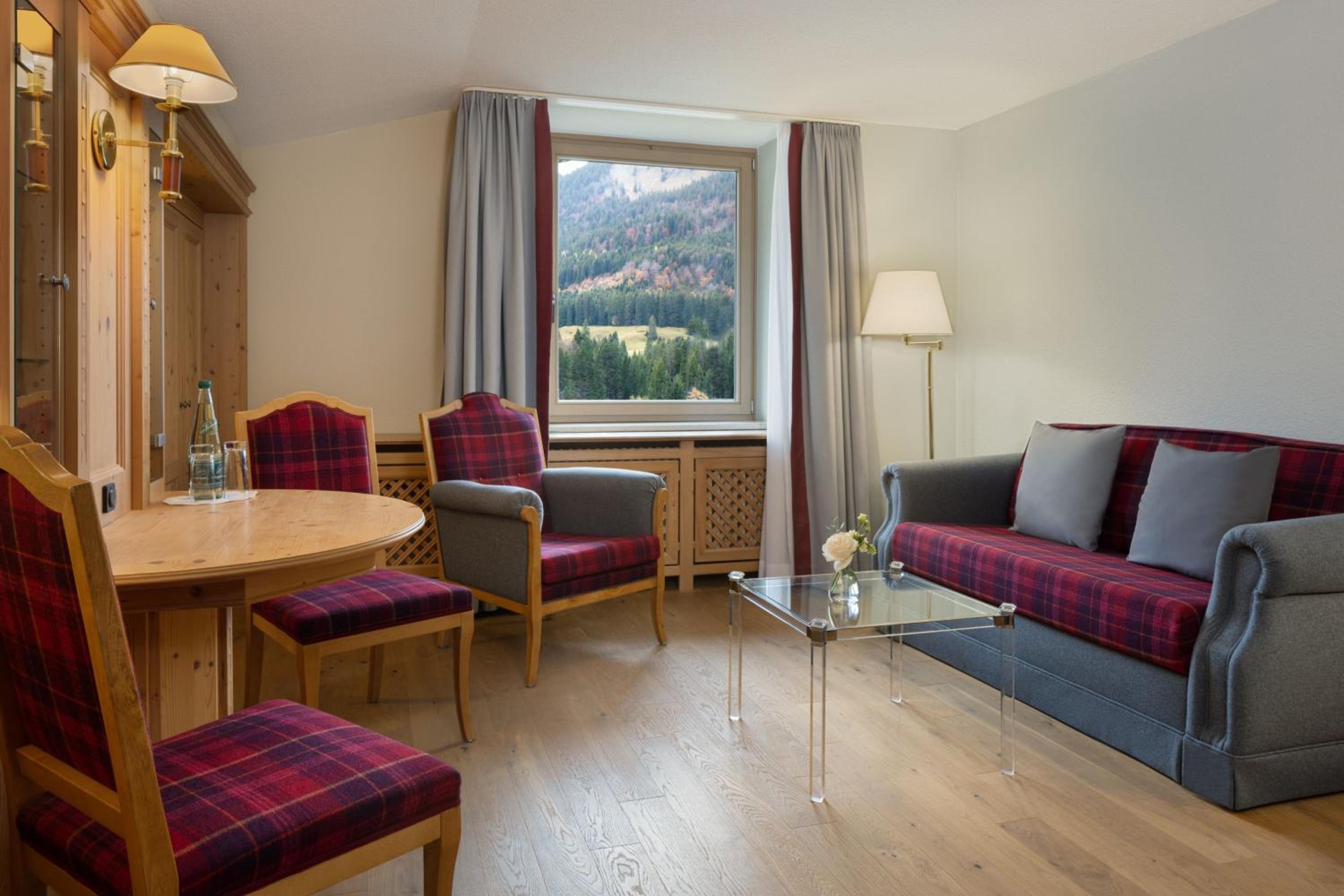 Premium King Room with Sofa Bed and Mountain View - Photo 3