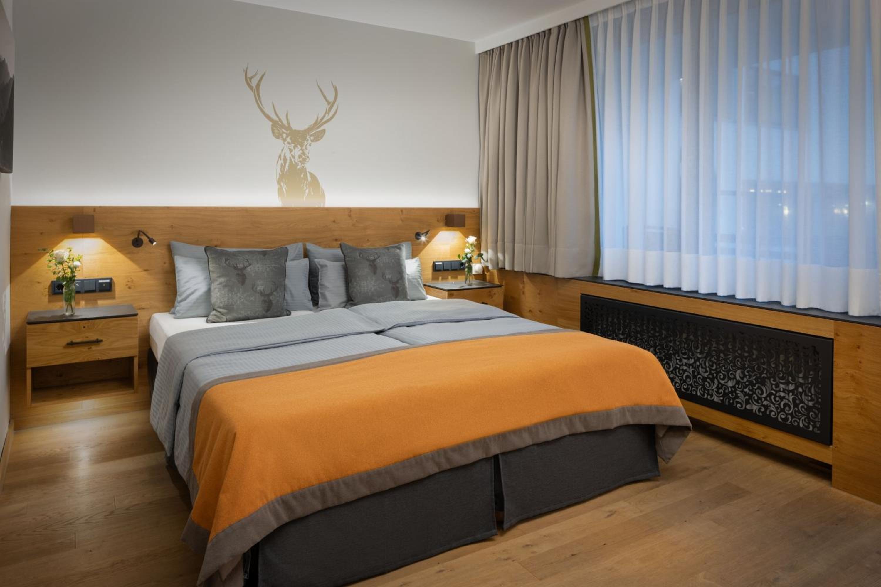 Deluxe King Room with Mountain View and Balcony photo 1