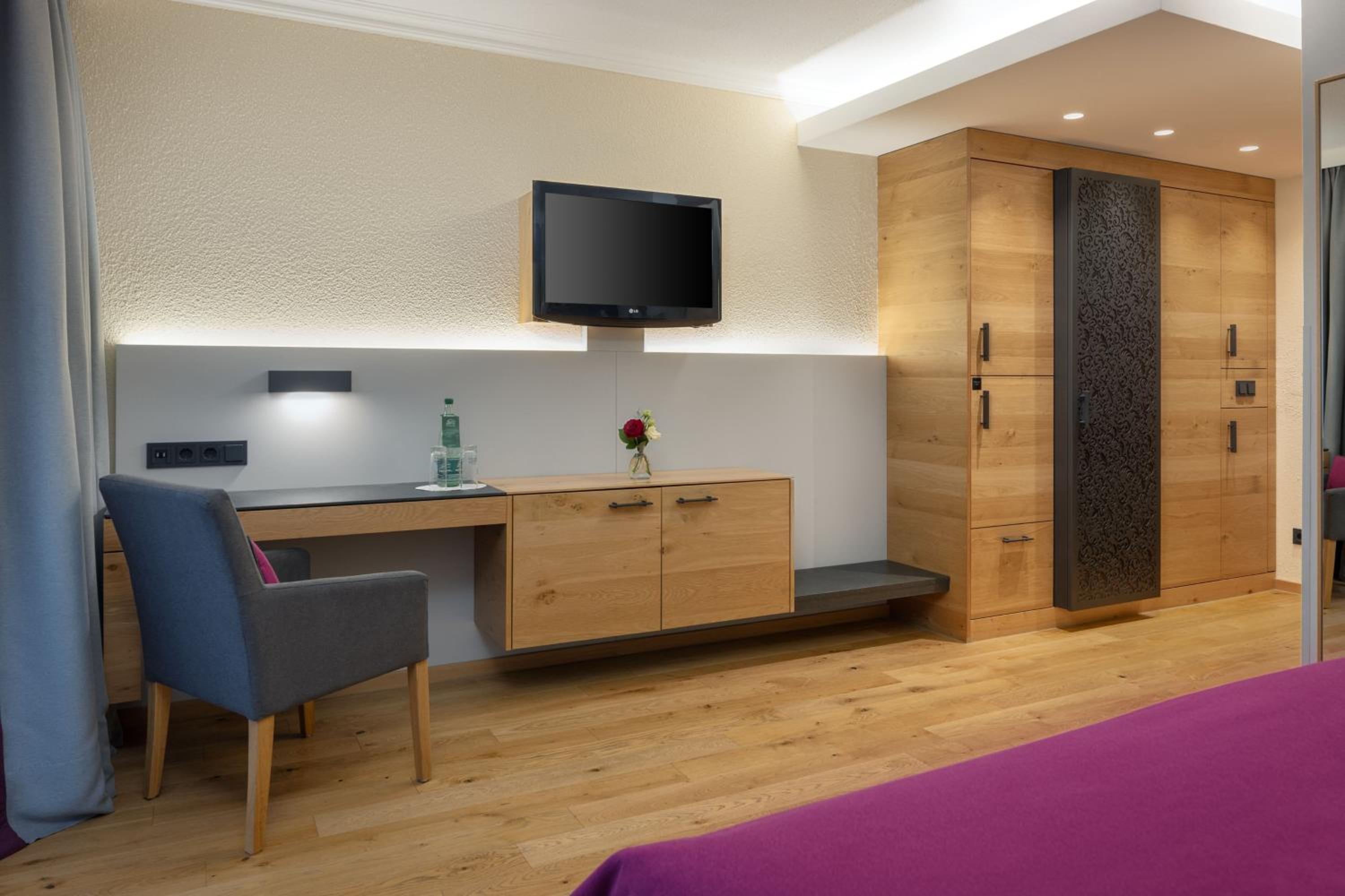 Deluxe King Room with Mountain View and Balcony photo 2