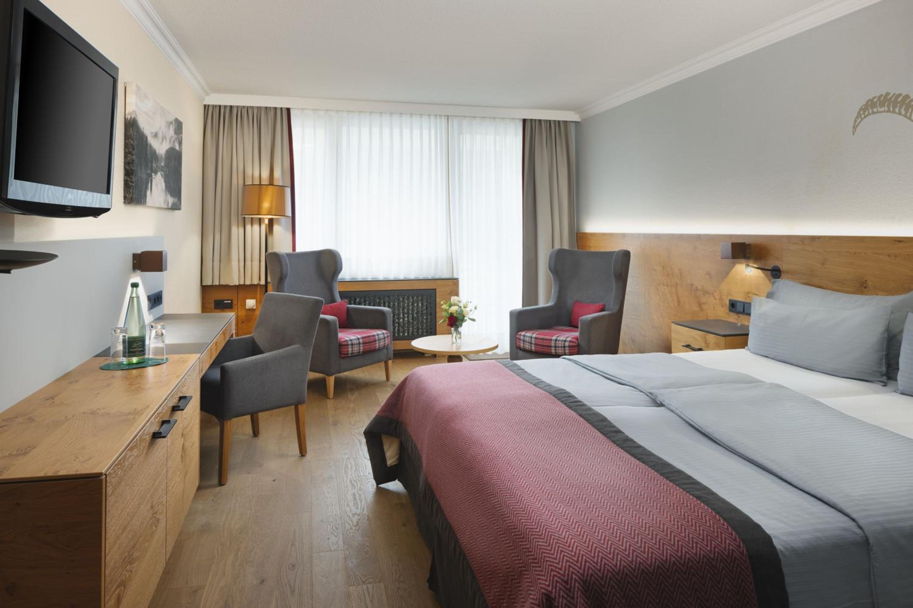 Deluxe King Room with Mountain View and Balcony - Photo 1