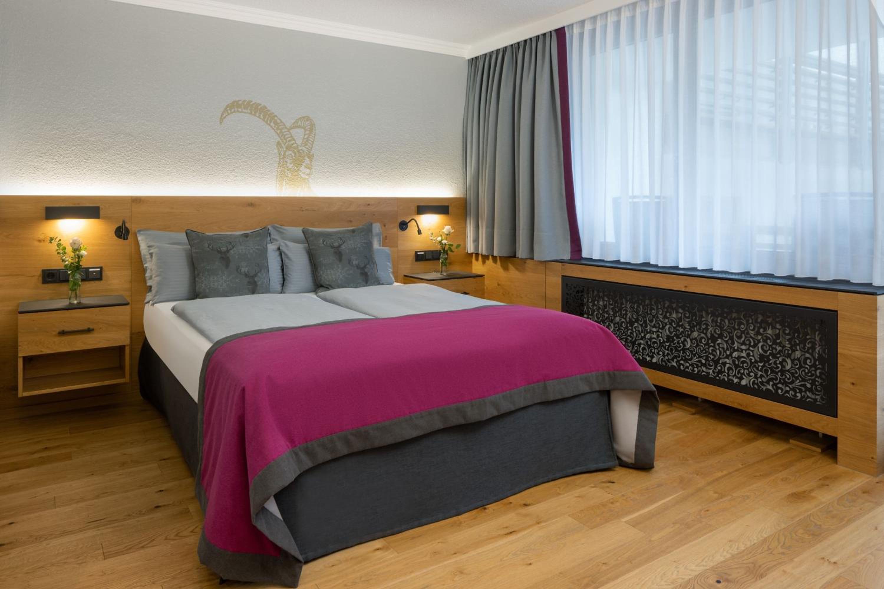Deluxe King Room with Mountain View and Balcony photo 3