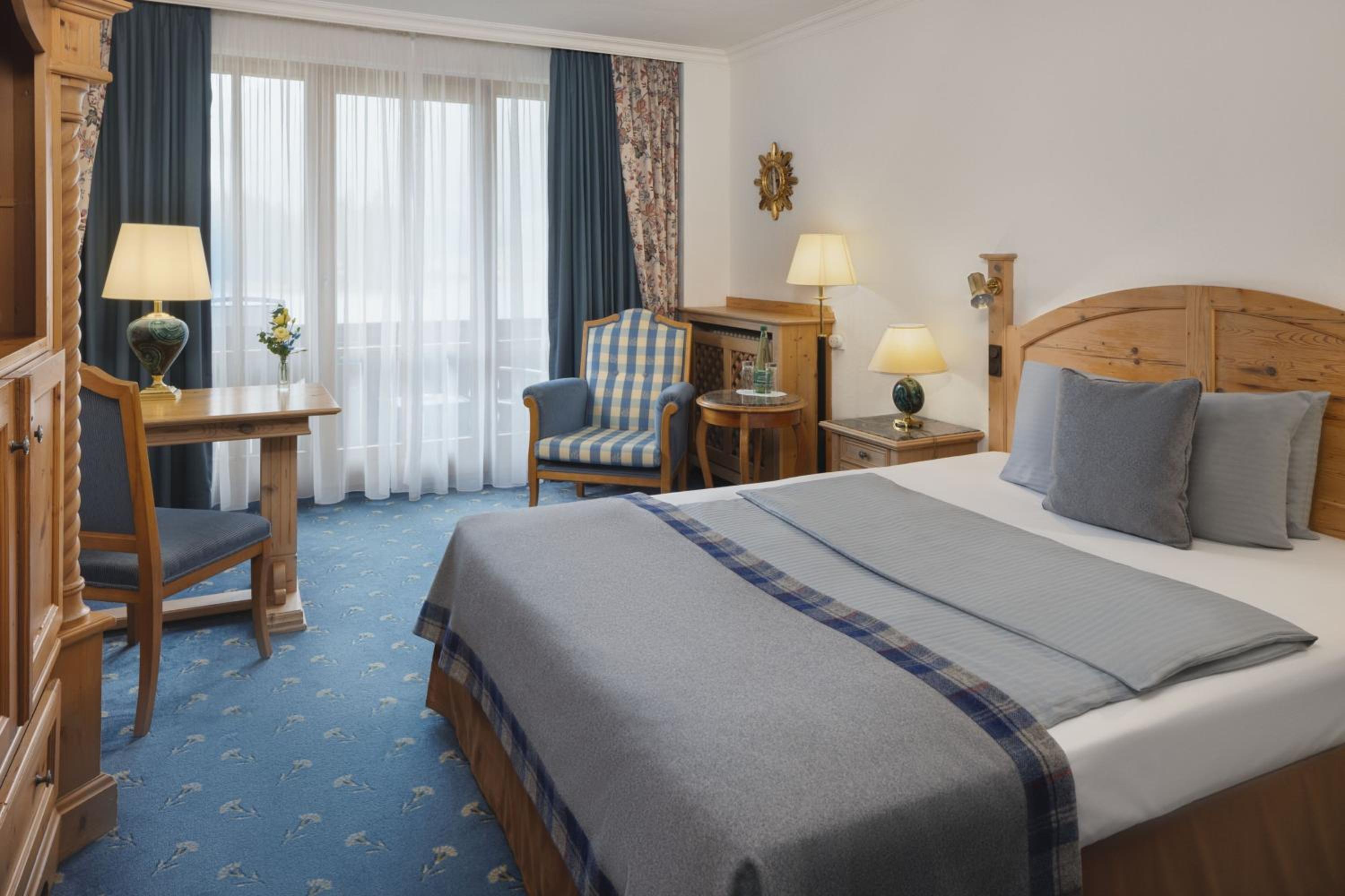 Classic Queen Room with Balcony and Mountain View - Photo 1