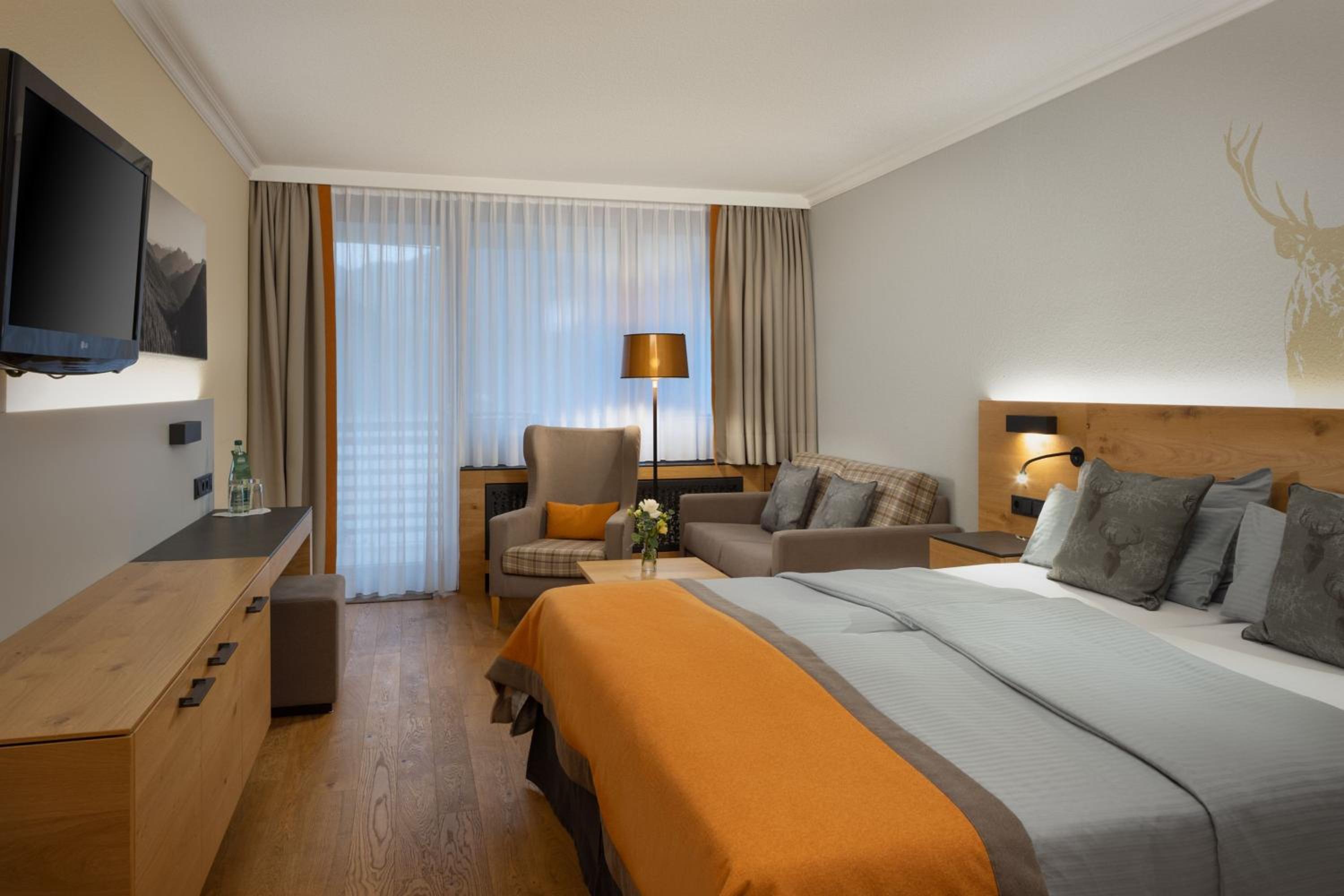 Deluxe King Room with Mountain View and Balcony - Photo 7