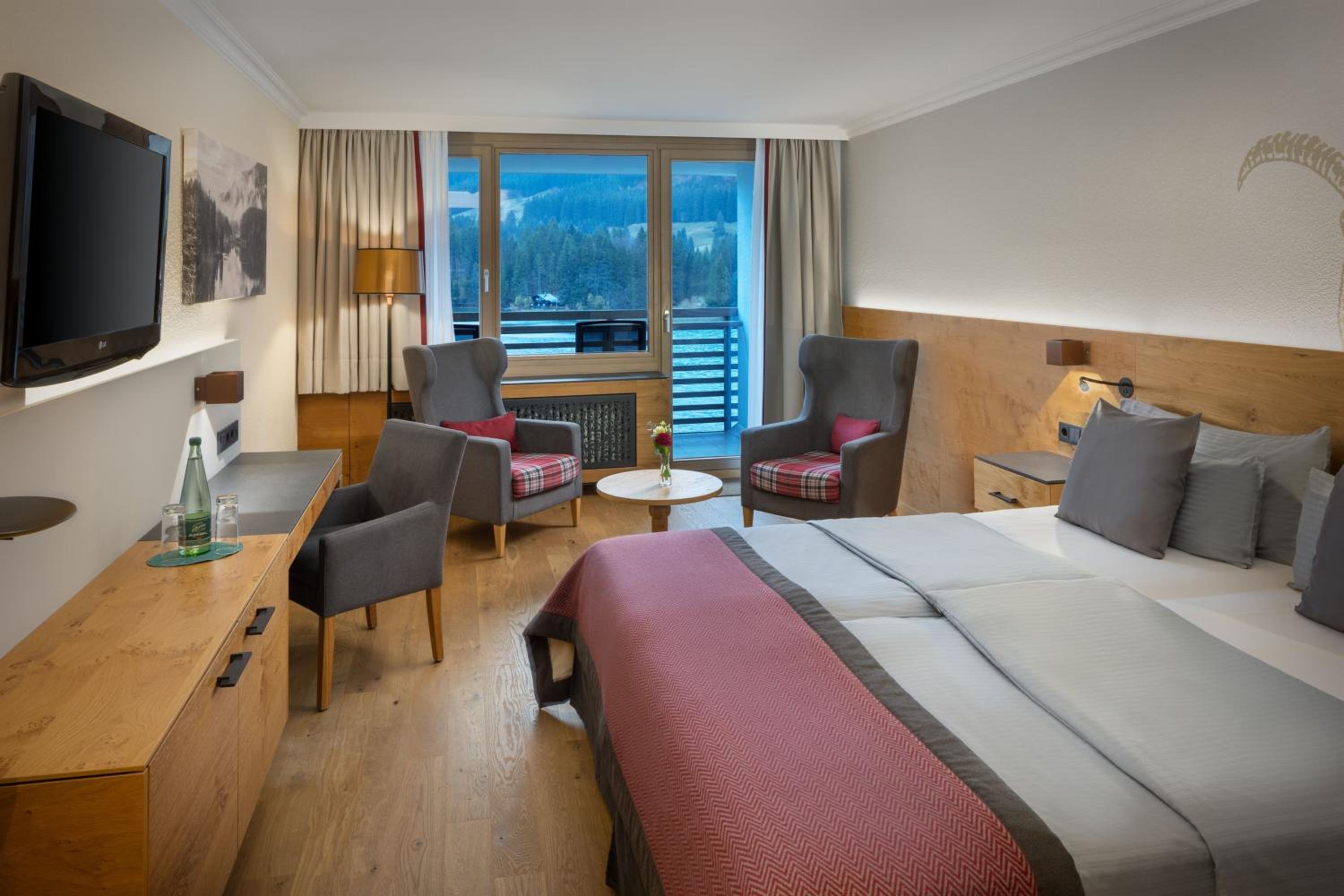 Grand Deluxe King Room with Balcony and Lake View - Photo 6