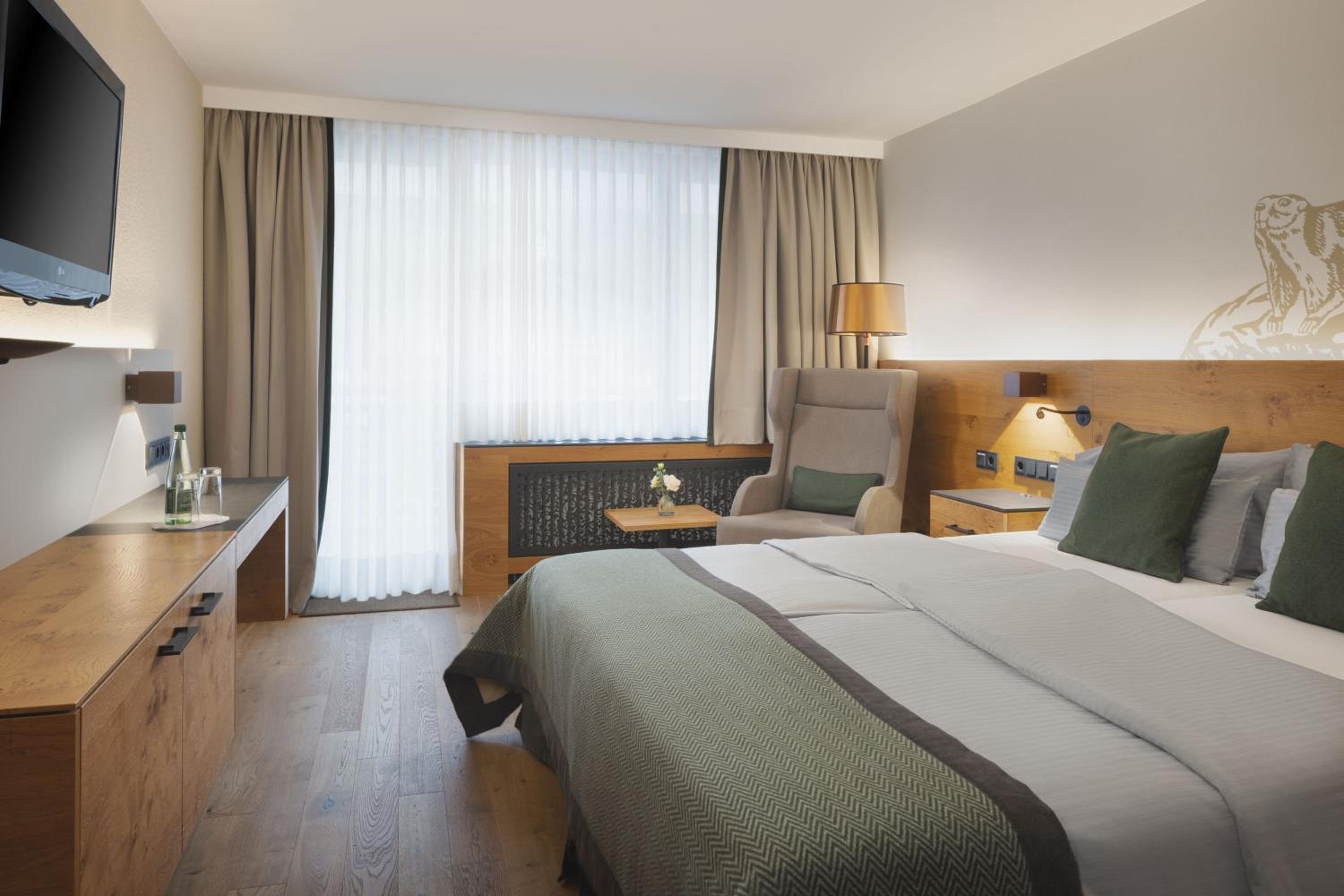 Deluxe King Room with Mountain View and Balcony - Photo 6