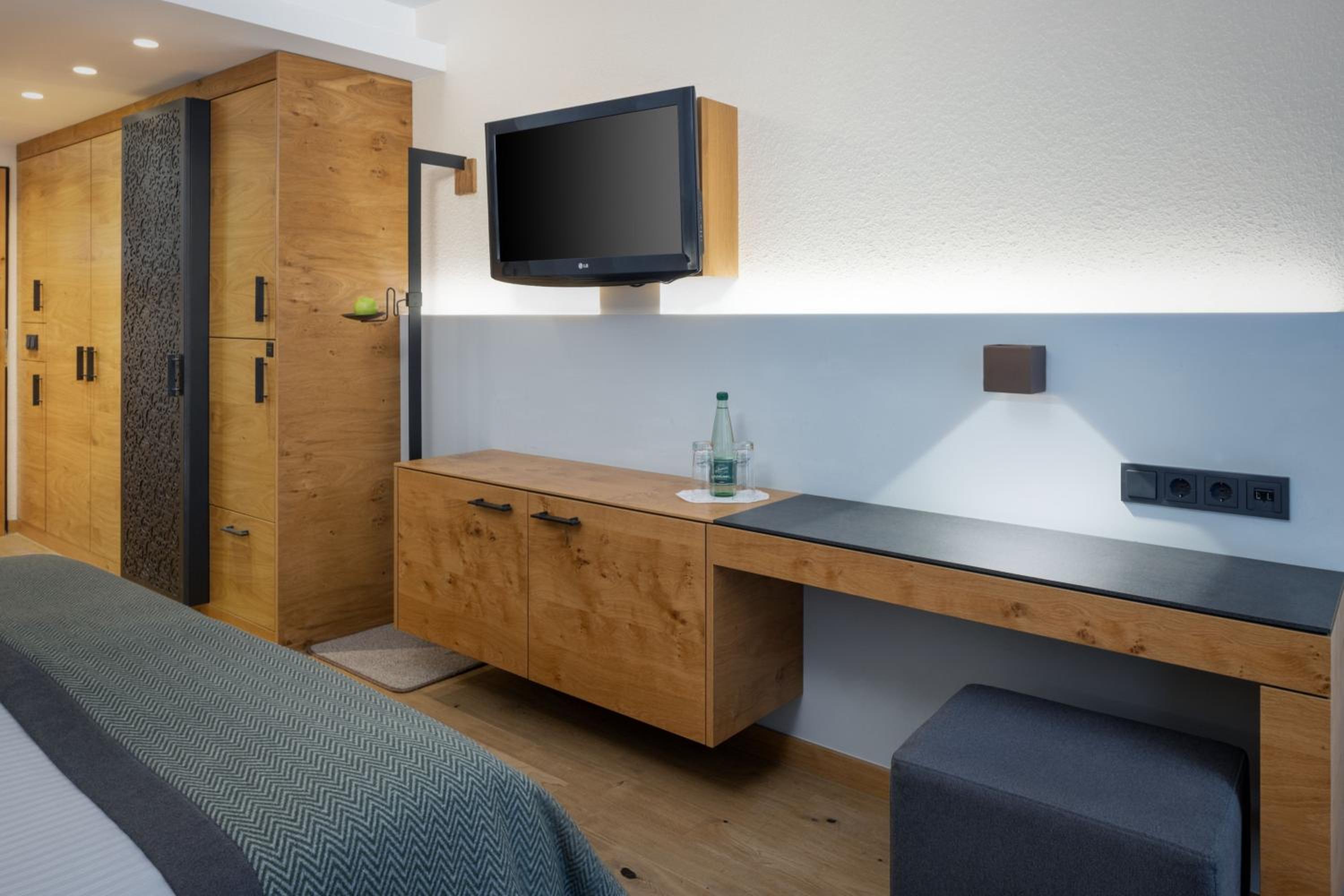 Deluxe King Room with Mountain View and Balcony - Photo 4