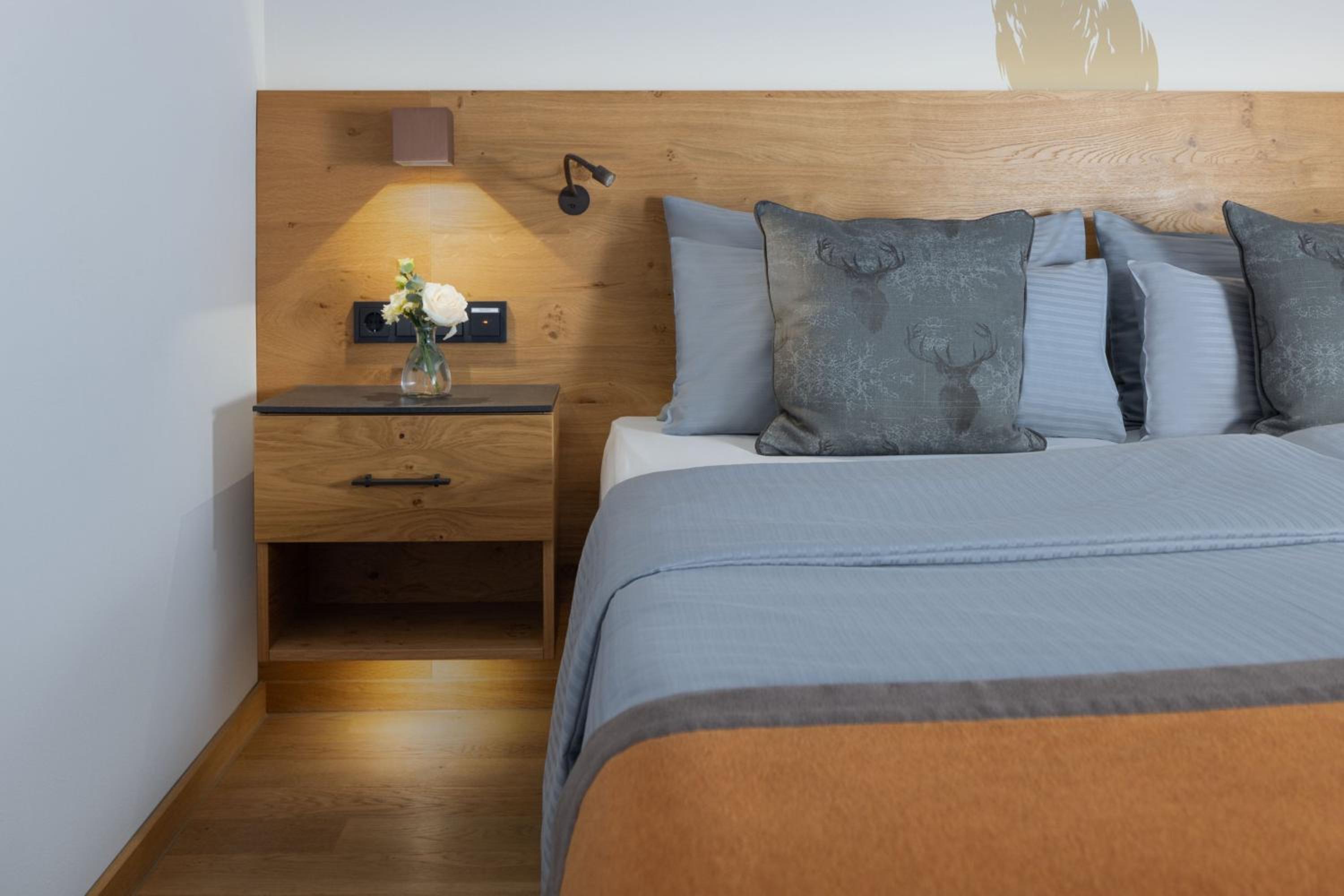 Deluxe King Room with Mountain View and Balcony - Photo 5