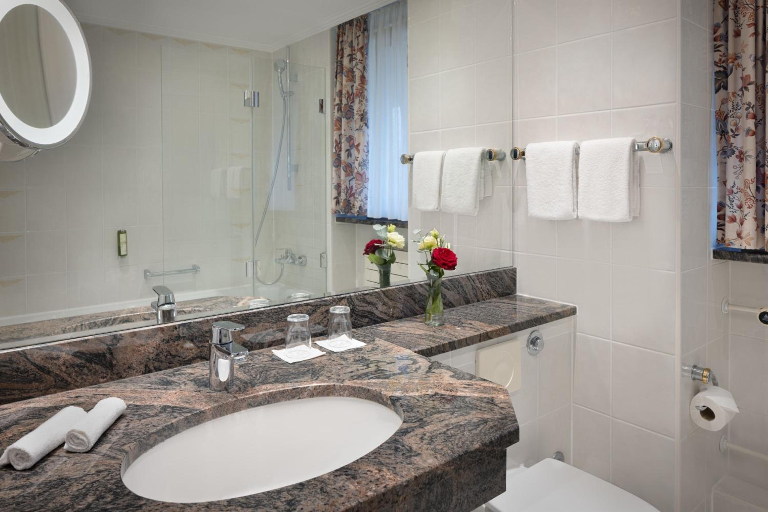 Superior Queen Room with Balcony and Lake View - Photo 3