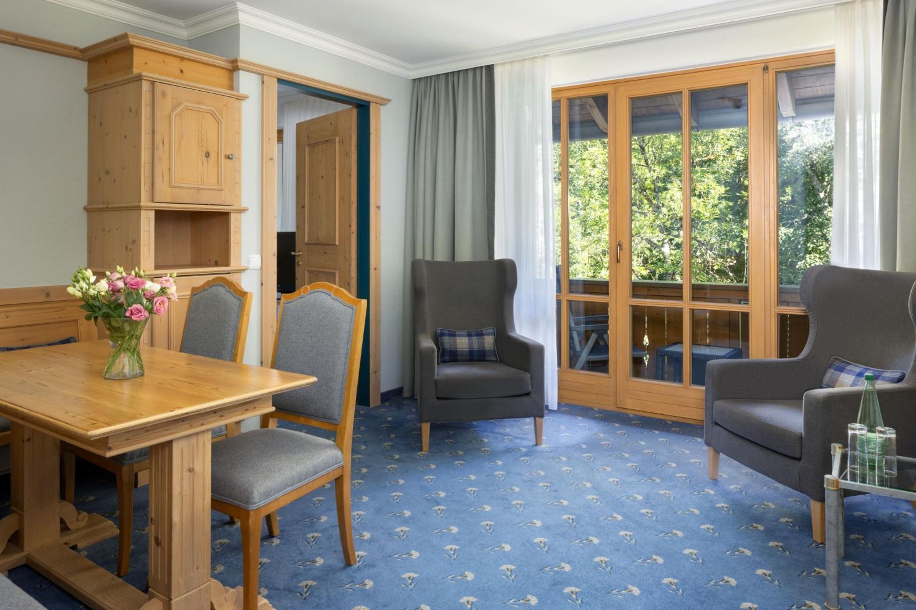 Family Suite with Mountain View - Photo 5