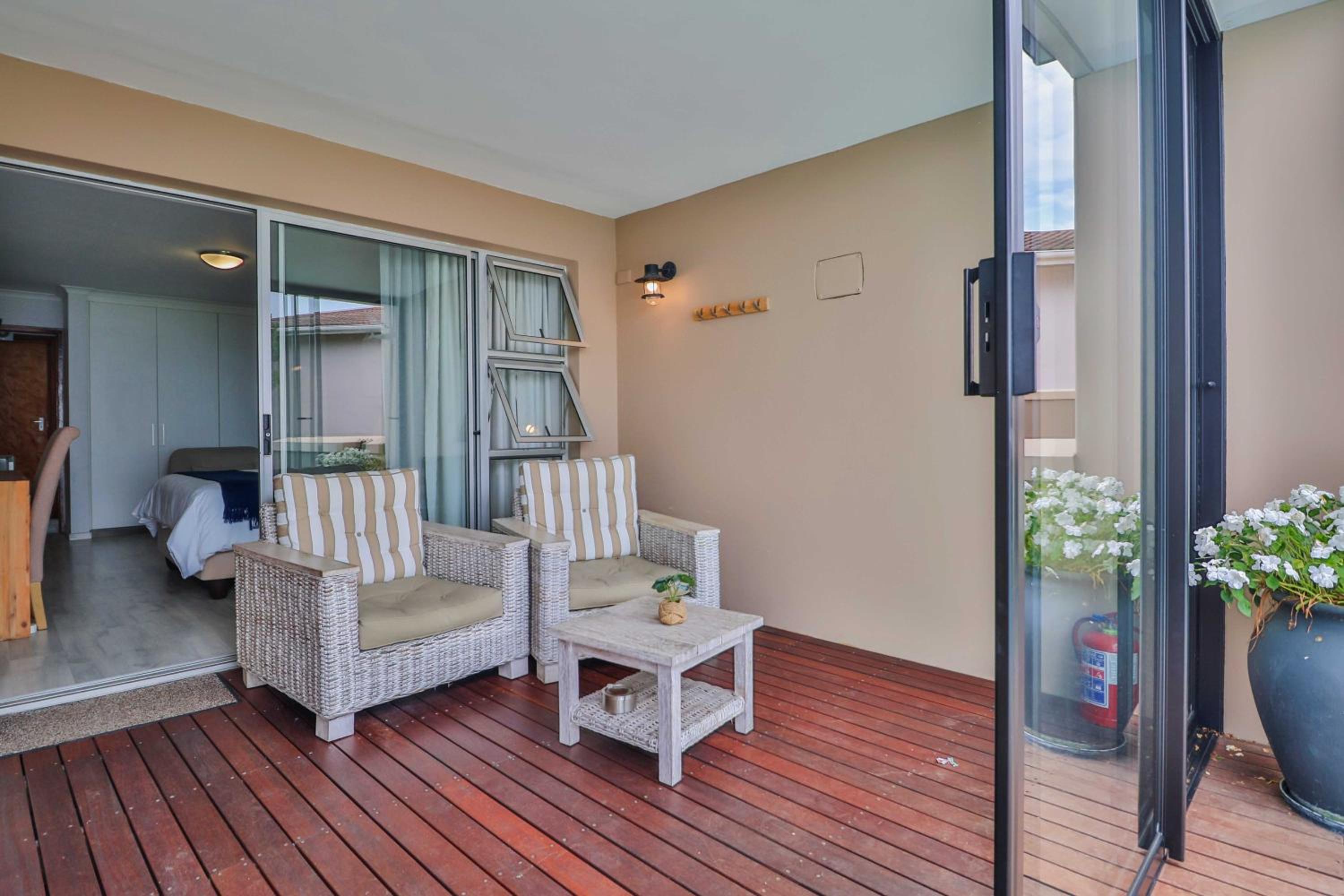 Queen Room with Sea View - Photo 21