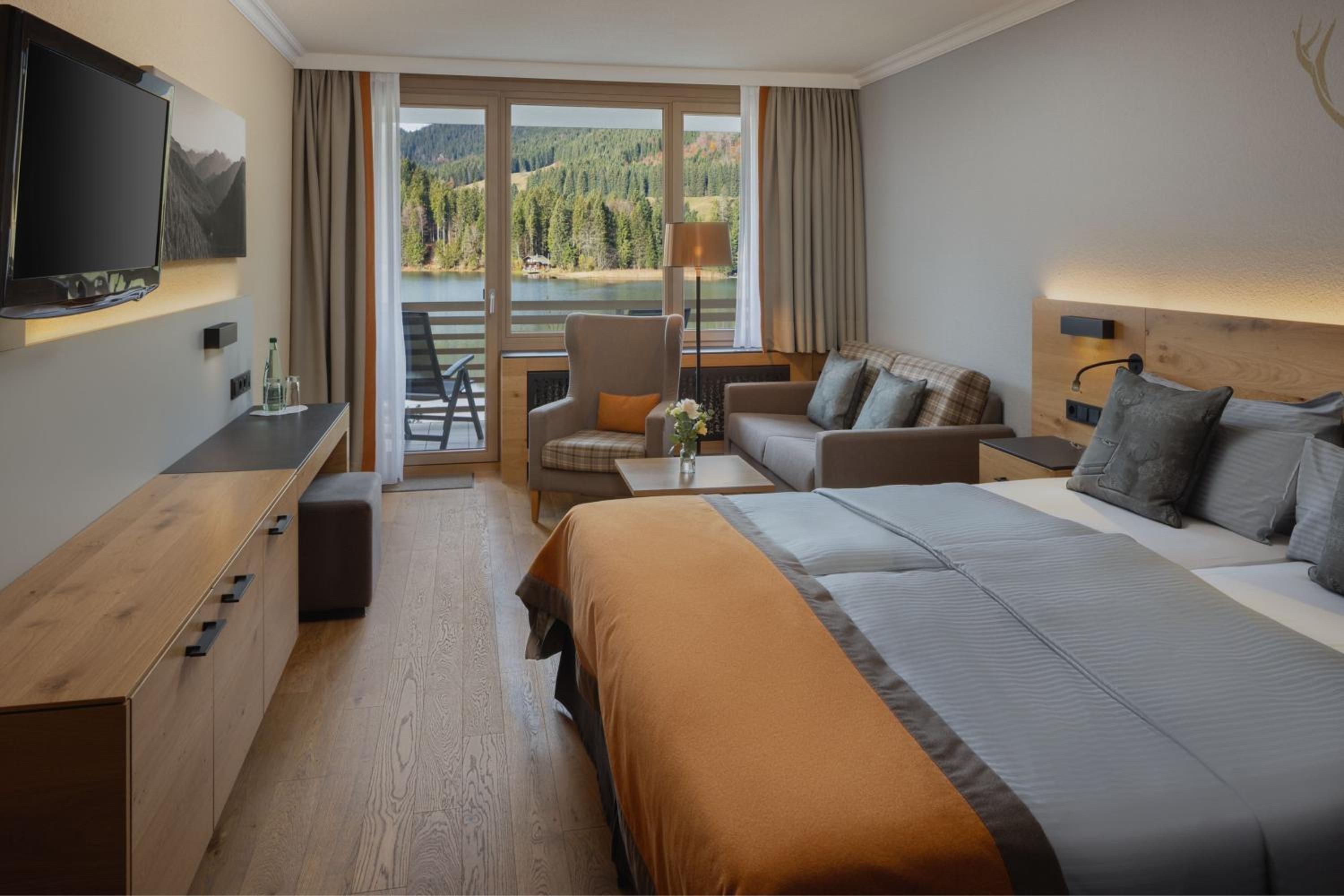 Grand Deluxe King Room with Balcony and Lake View - Photo 1