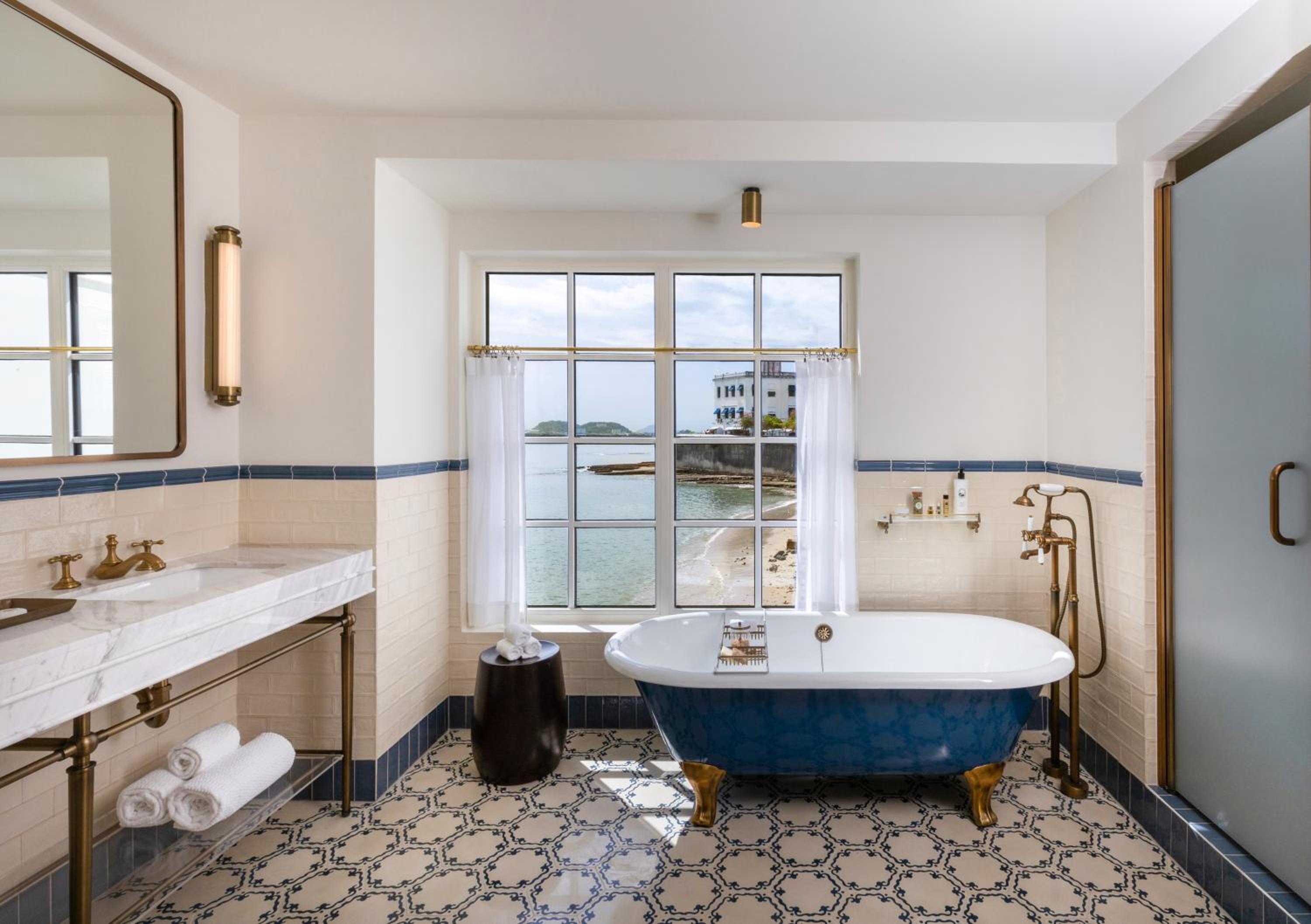 JUNIOR SUITE 1 KING OCEAN FRONT, WITH BALCONY - Photo 4