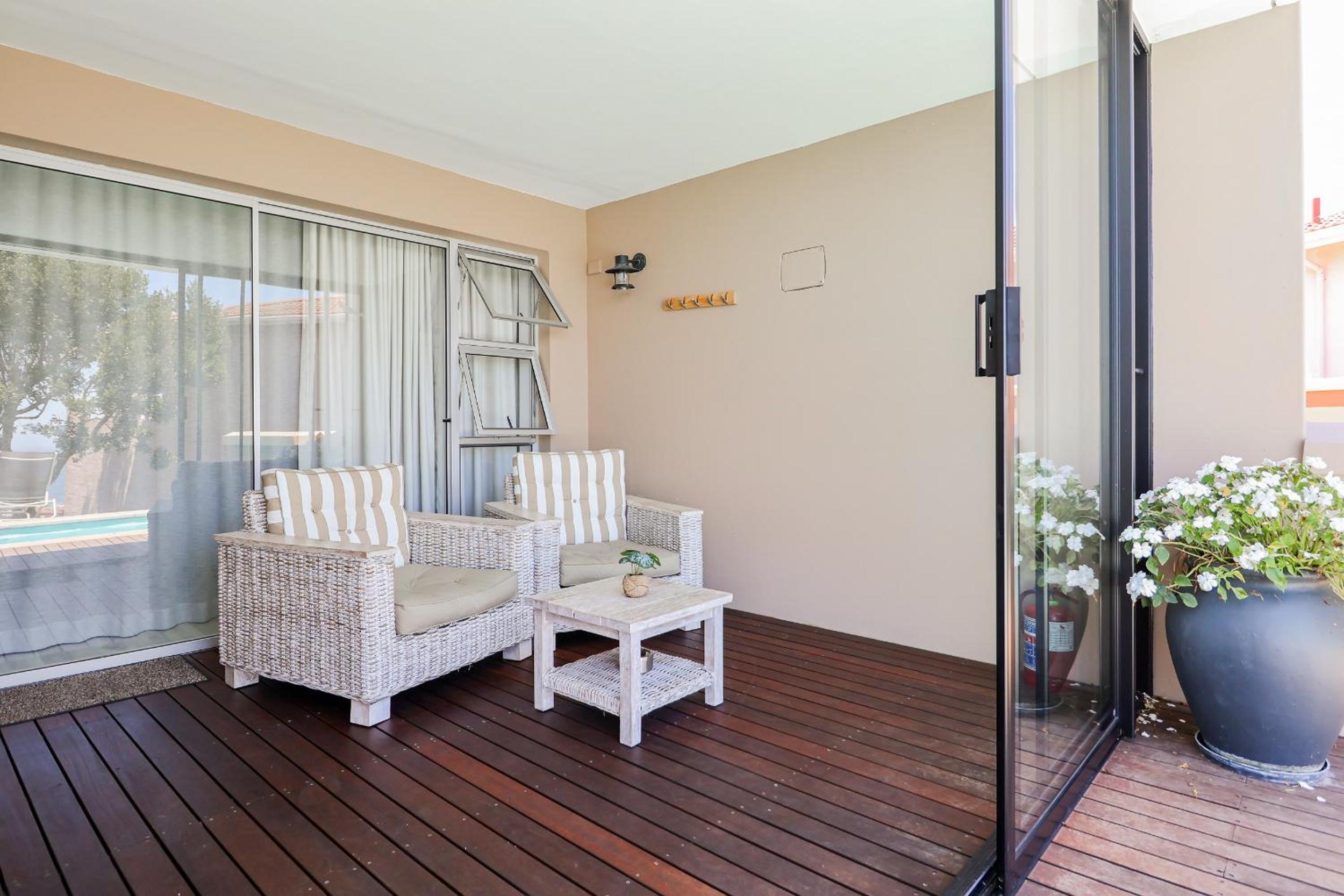 Queen Room with Sea View - Photo 22