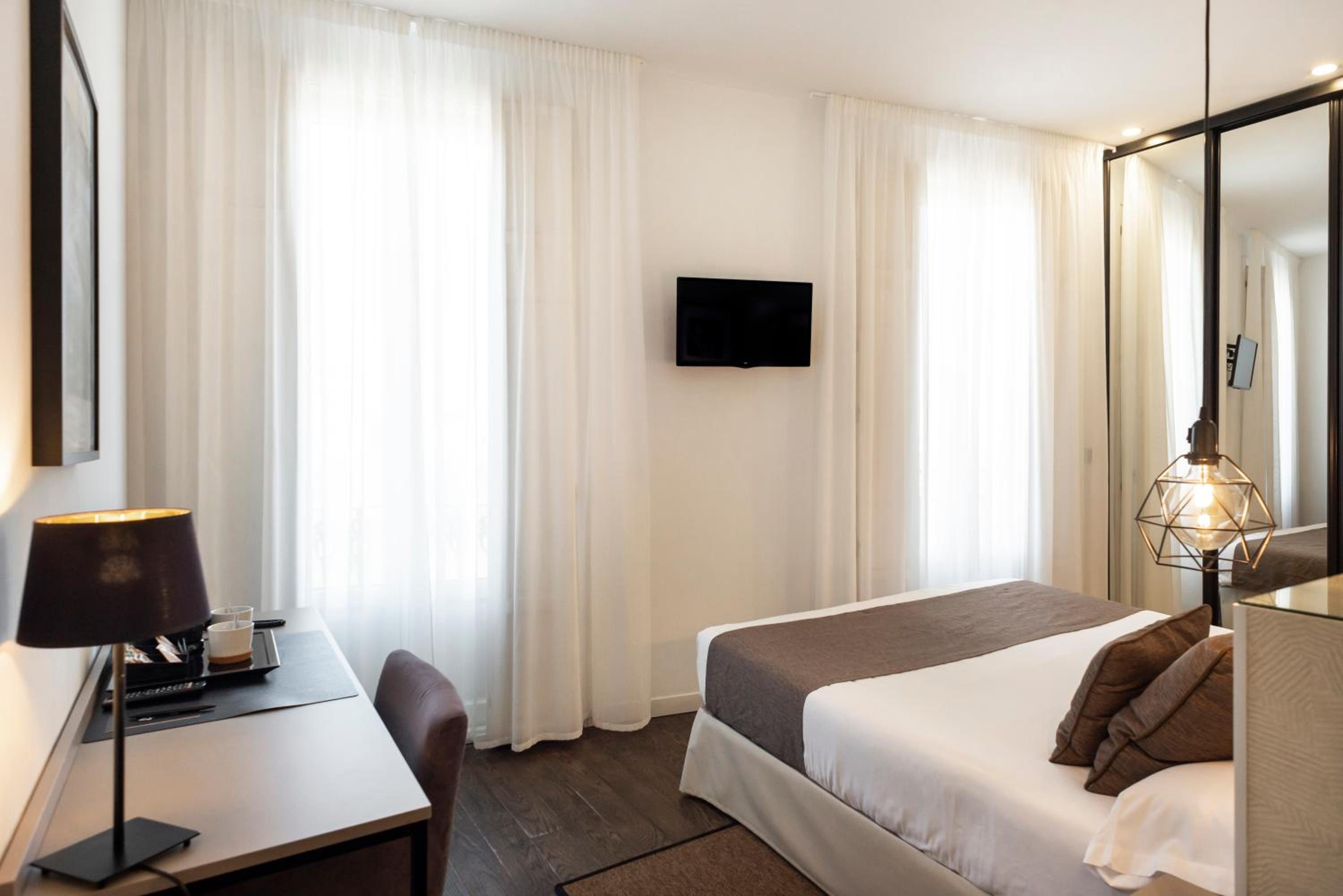 Double Room with Balcony - Photo 21