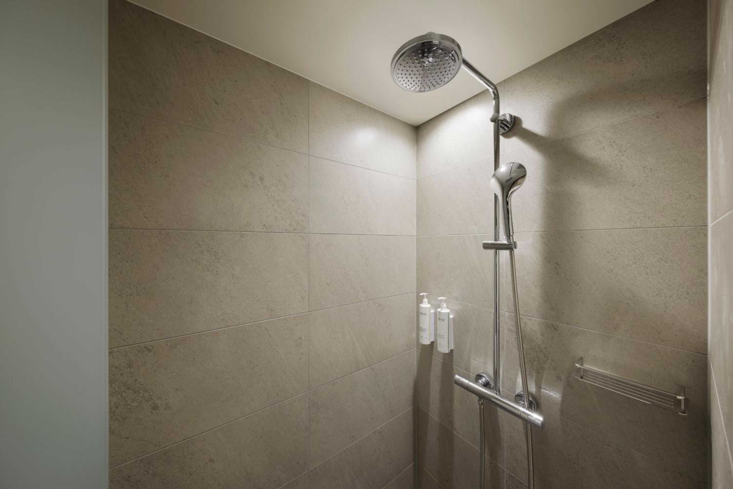 Standard Twin Room - Photo 4