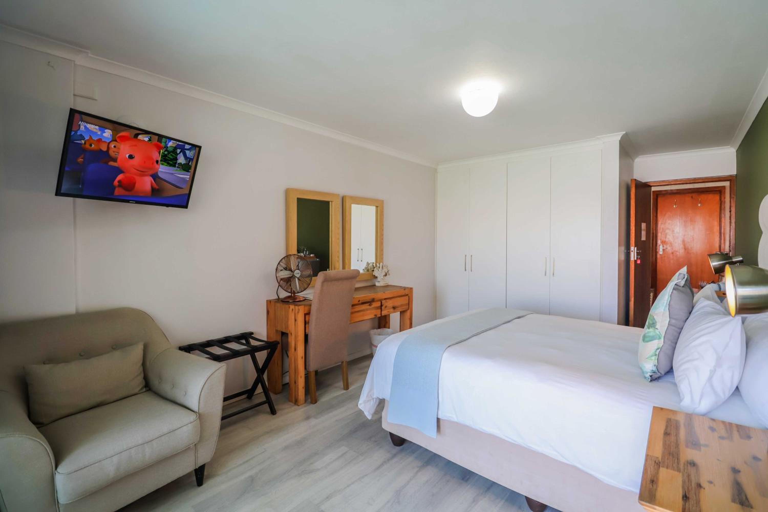 Queen Room with Sea View - Photo 25