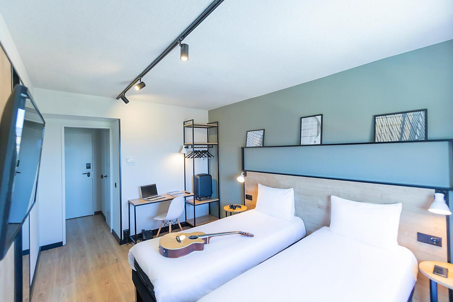 Twin Room thumbnail 6