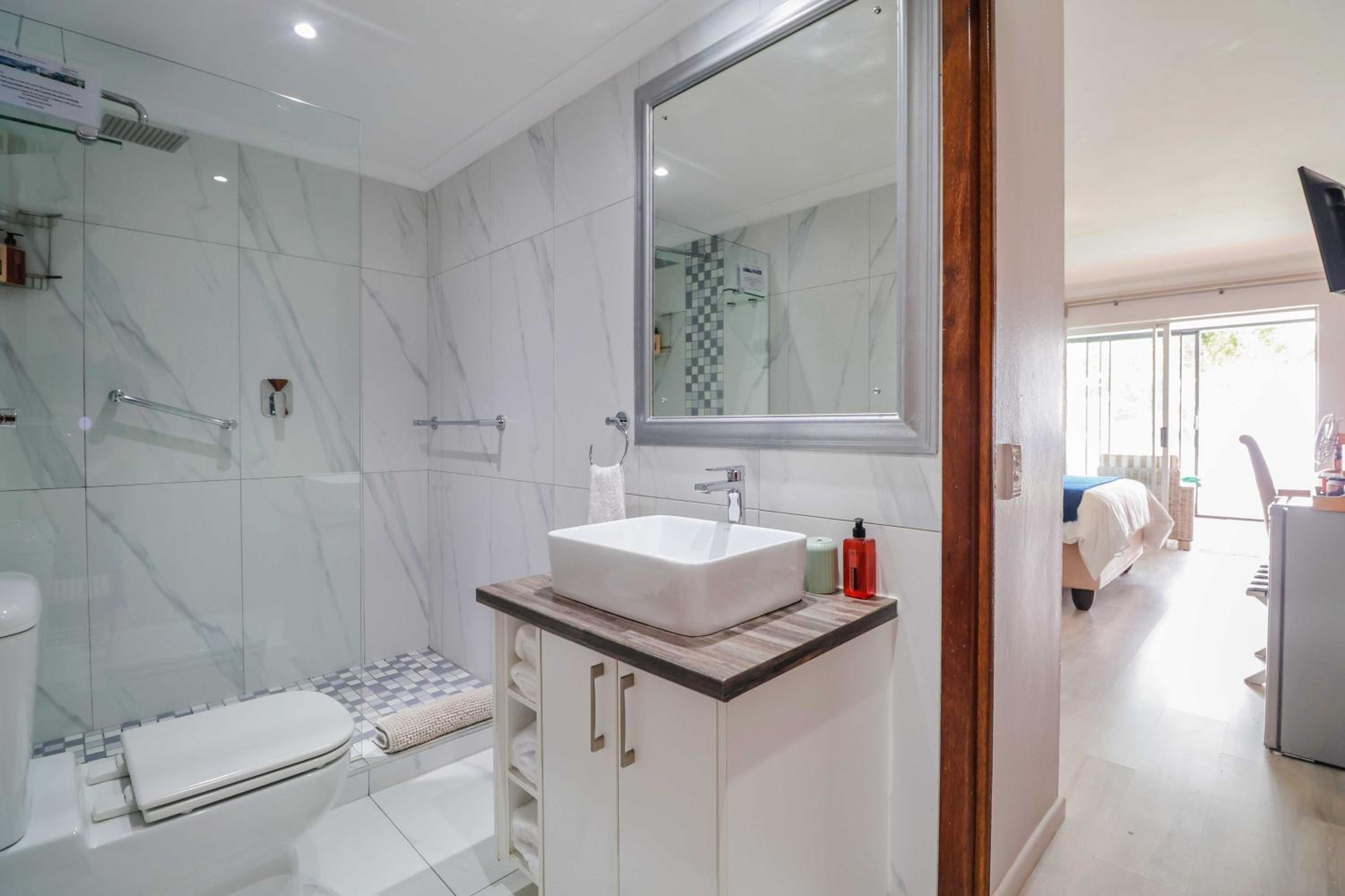 Queen Room with Sea View - Photo 18