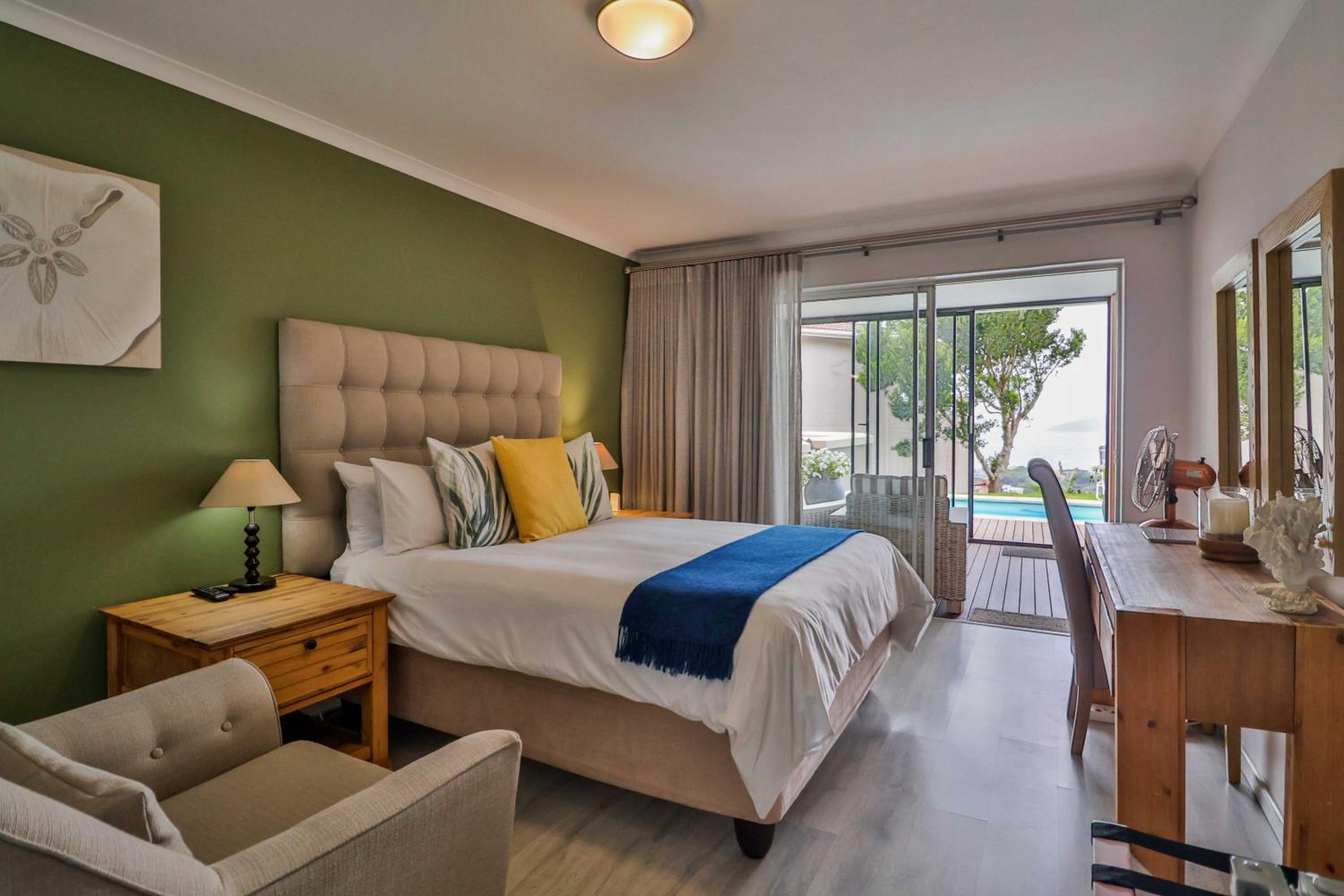 Queen Room with Sea View - Photo 14