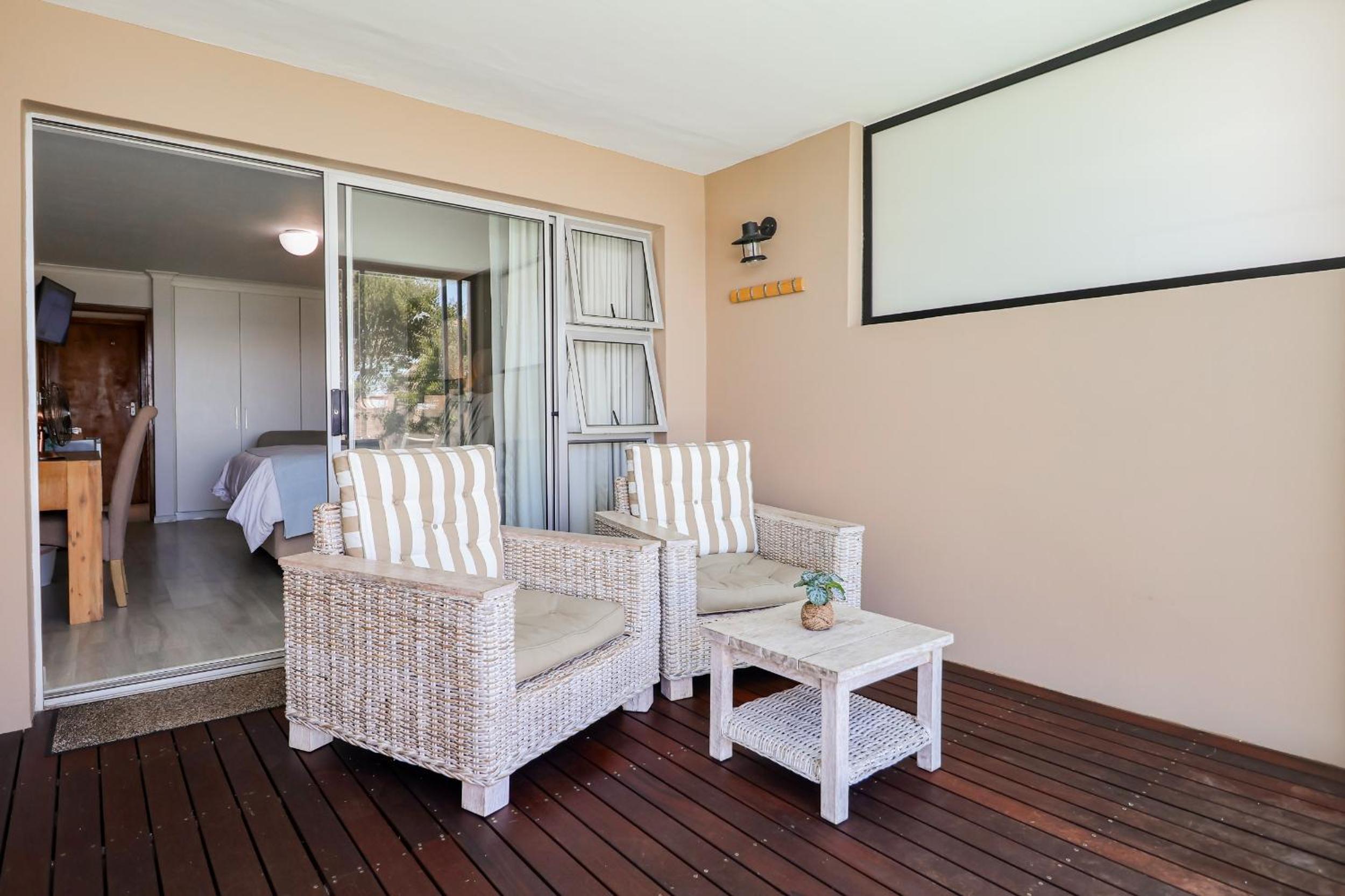 Queen Room with Sea View - Photo 13
