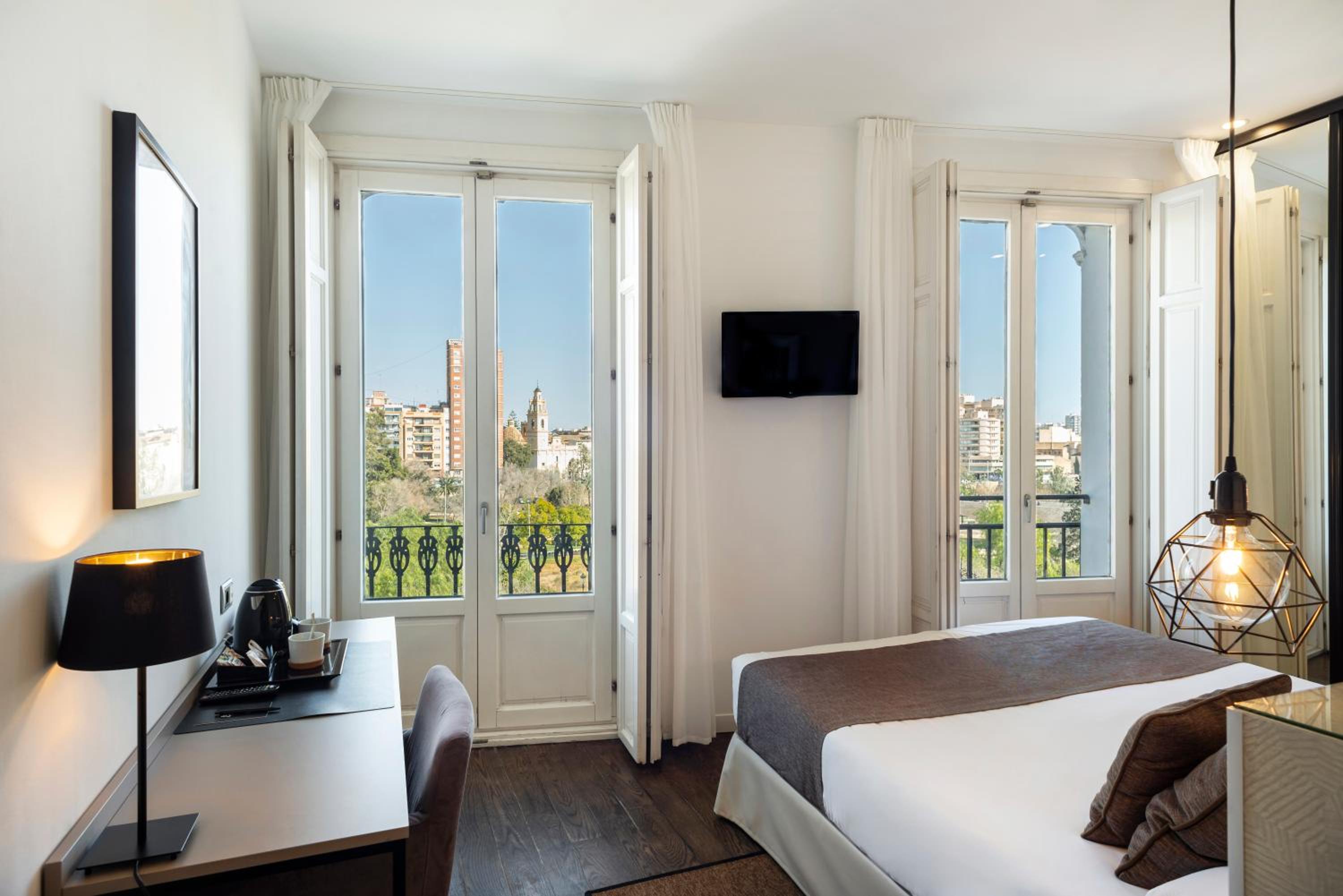 Double Room with Balcony - Photo 14