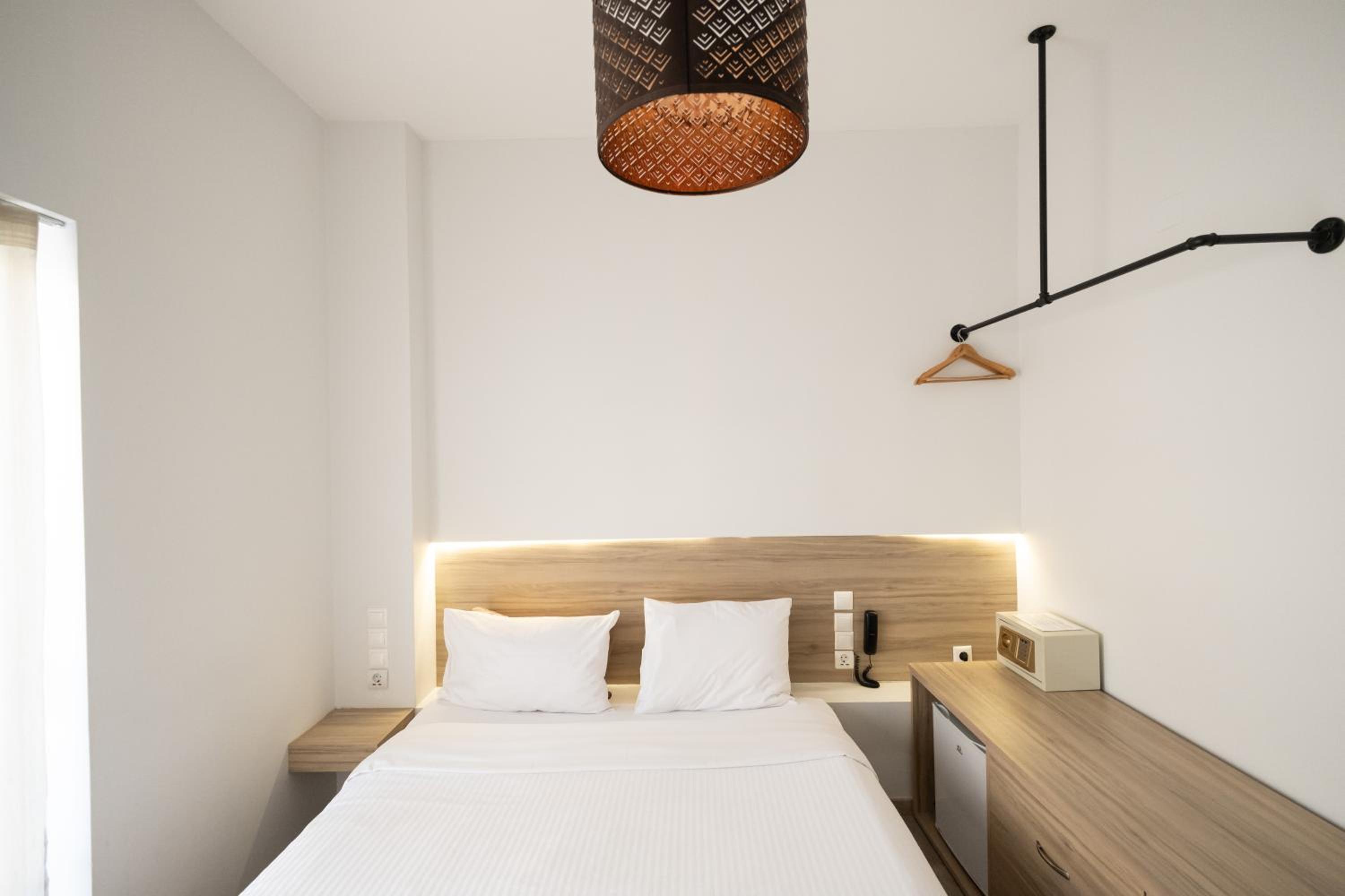 Budget Double Room - Photo 9