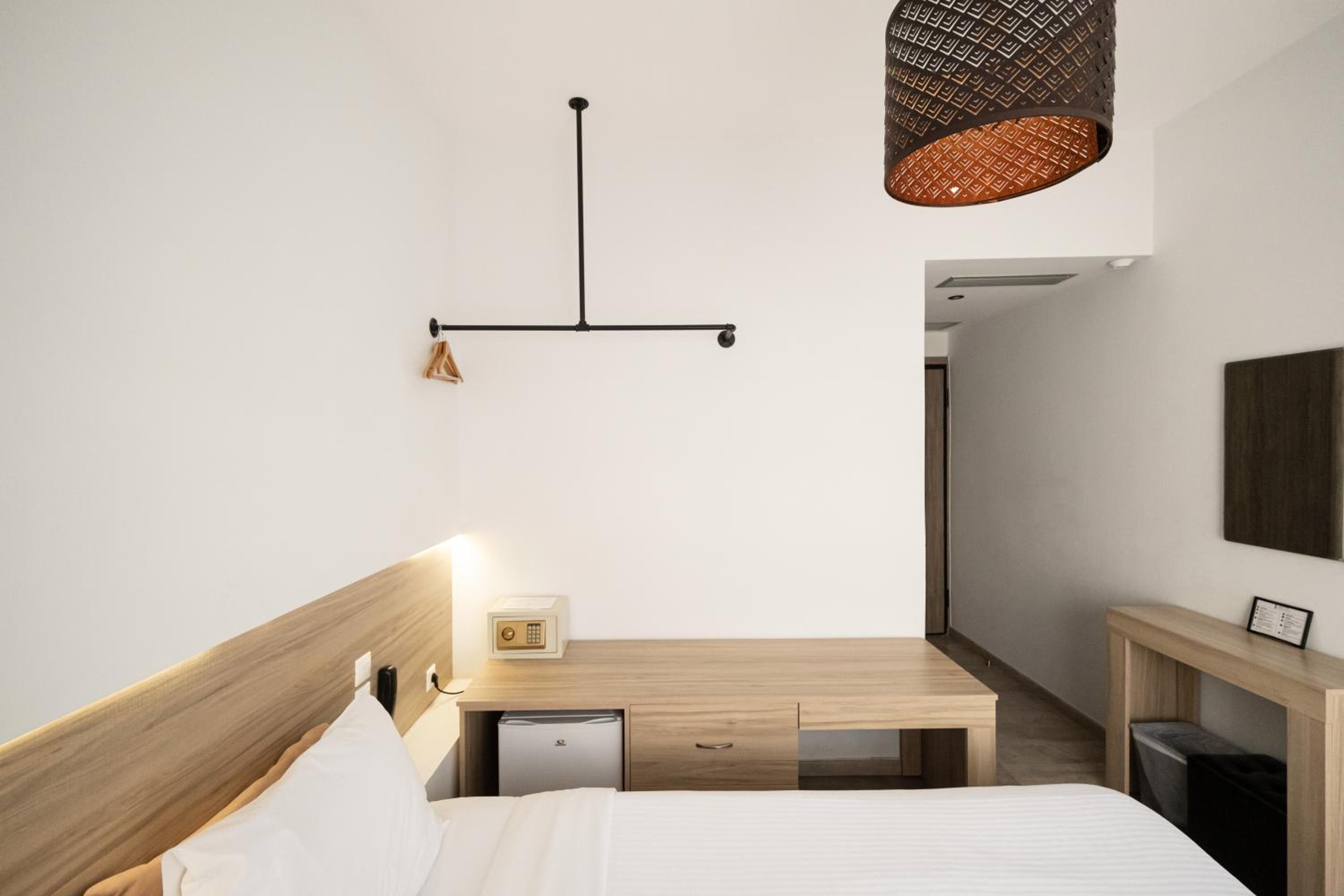 Budget Double Room - Photo 7