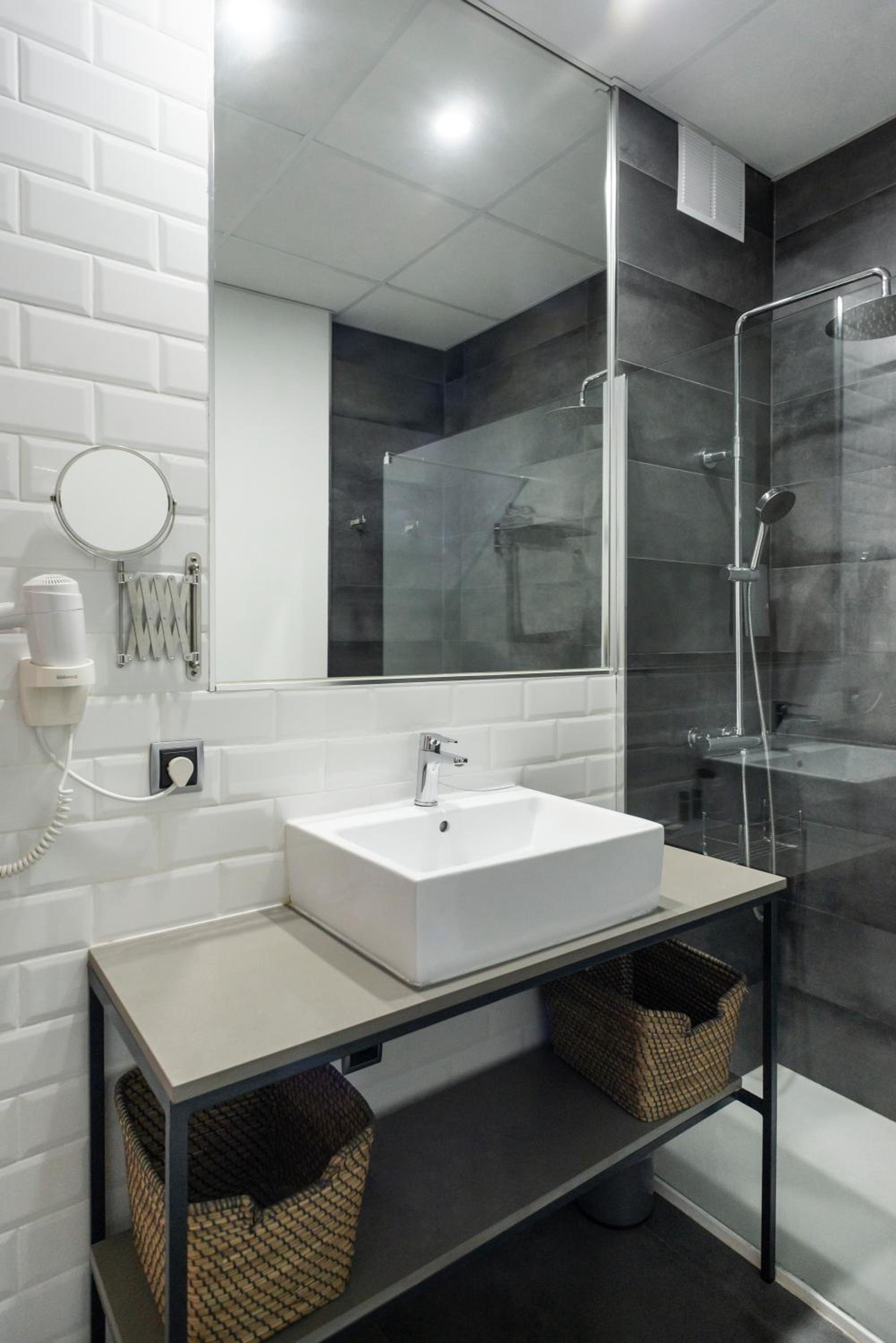 Double Room with Balcony - Photo 16