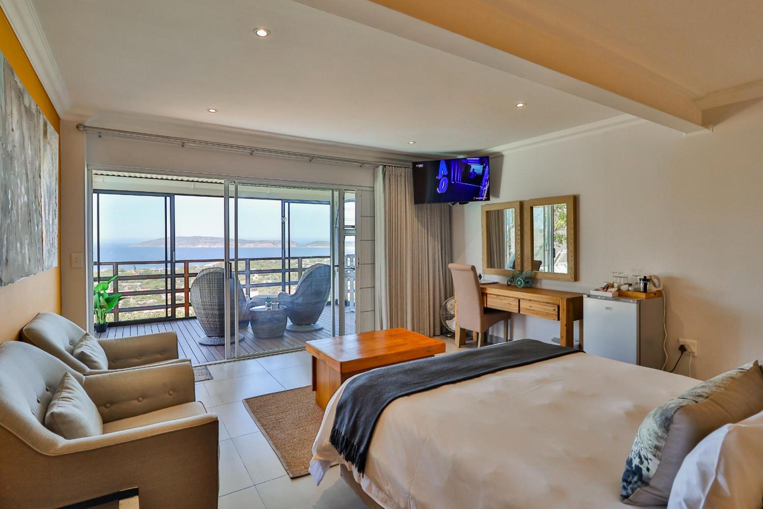 Queen Room with Balcony - Photo 9