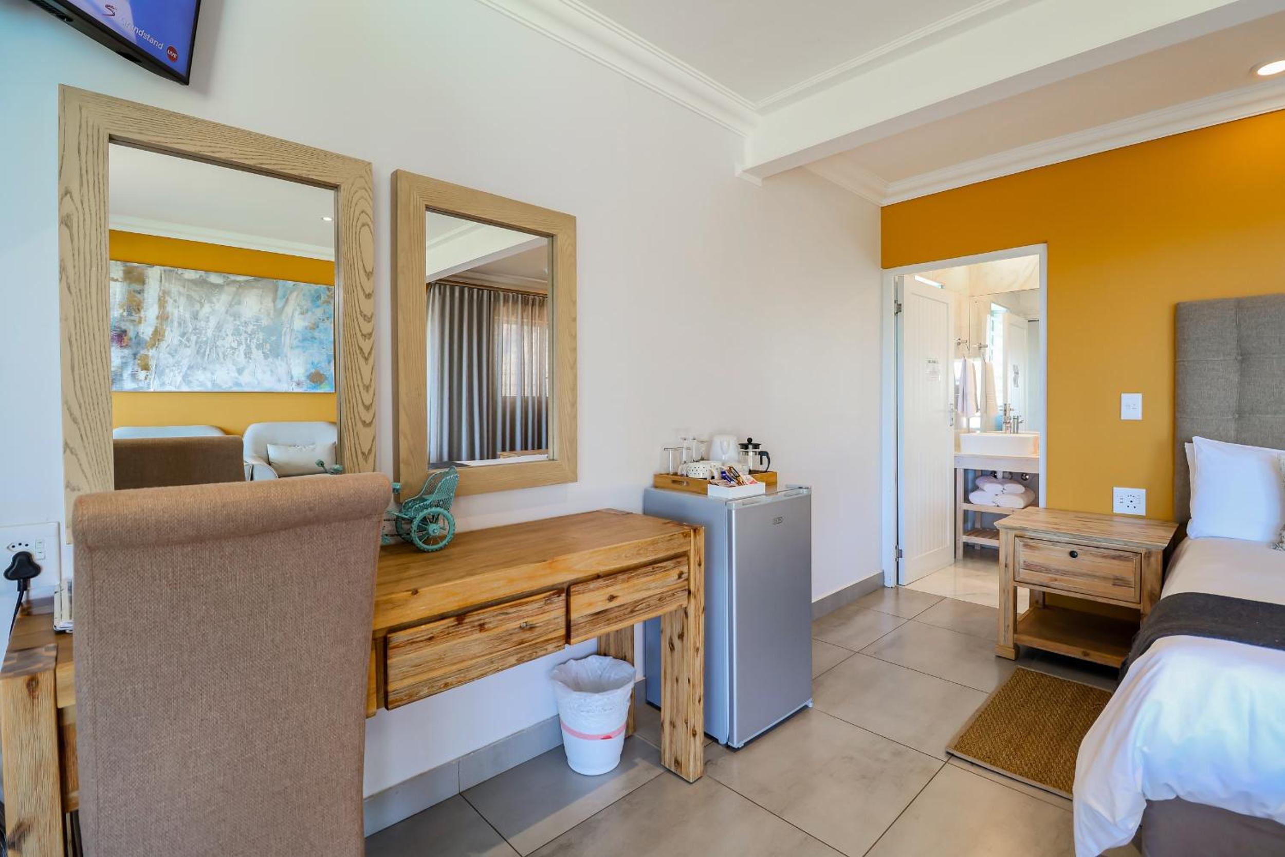 Queen Room with Balcony - Photo 21