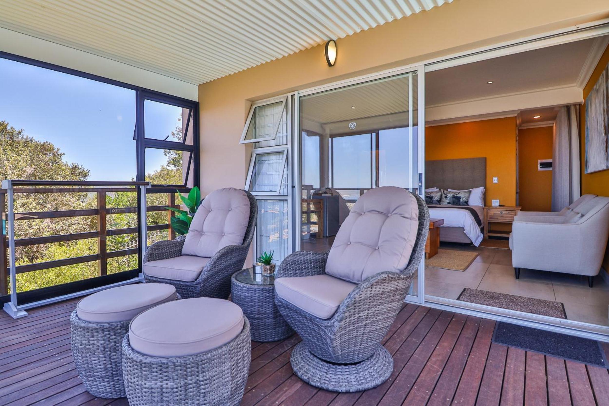 Queen Room with Balcony - Photo 10