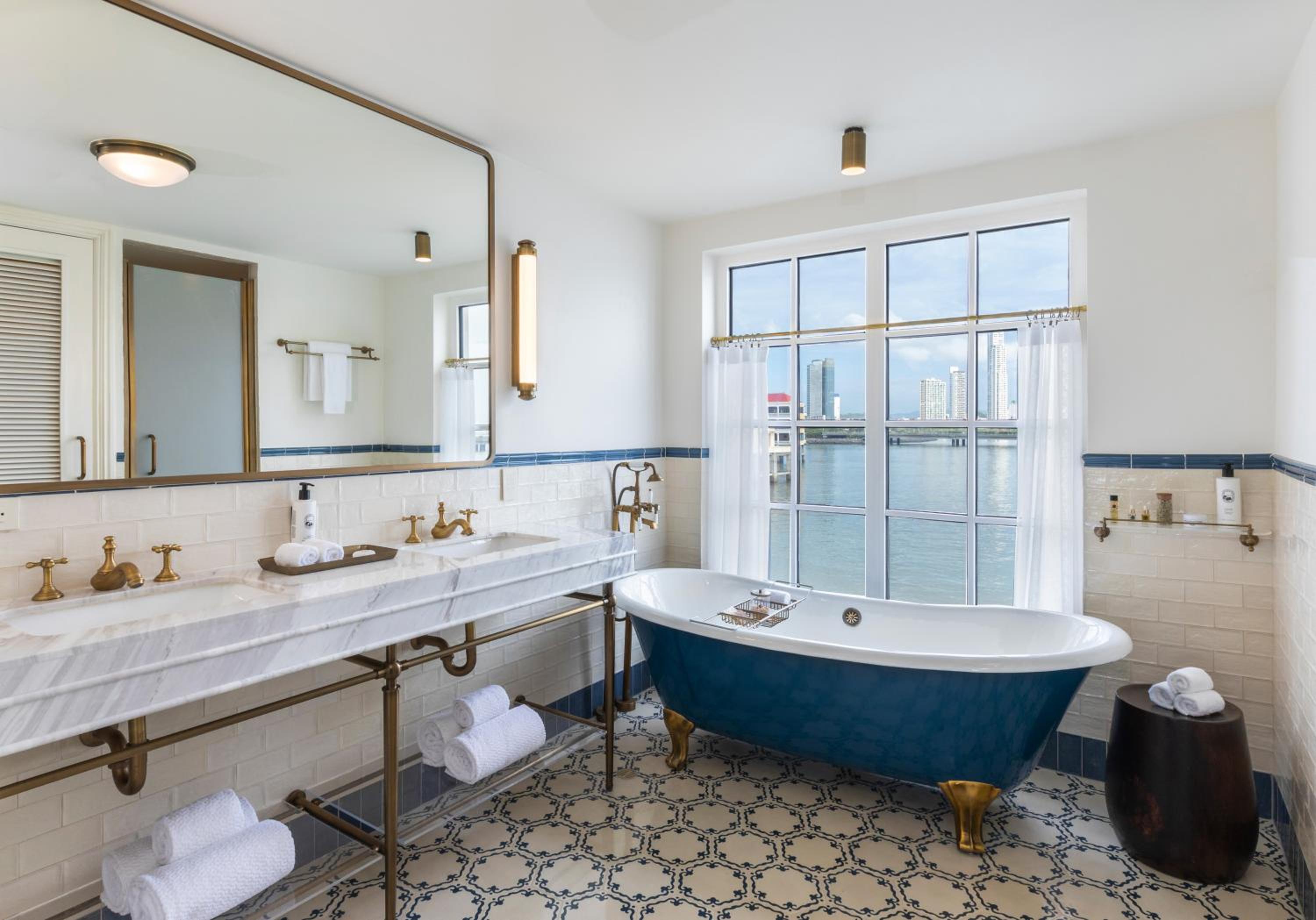 Legendary One-Bedroom King Suite with Balcony and Oceanfront - Photo 4