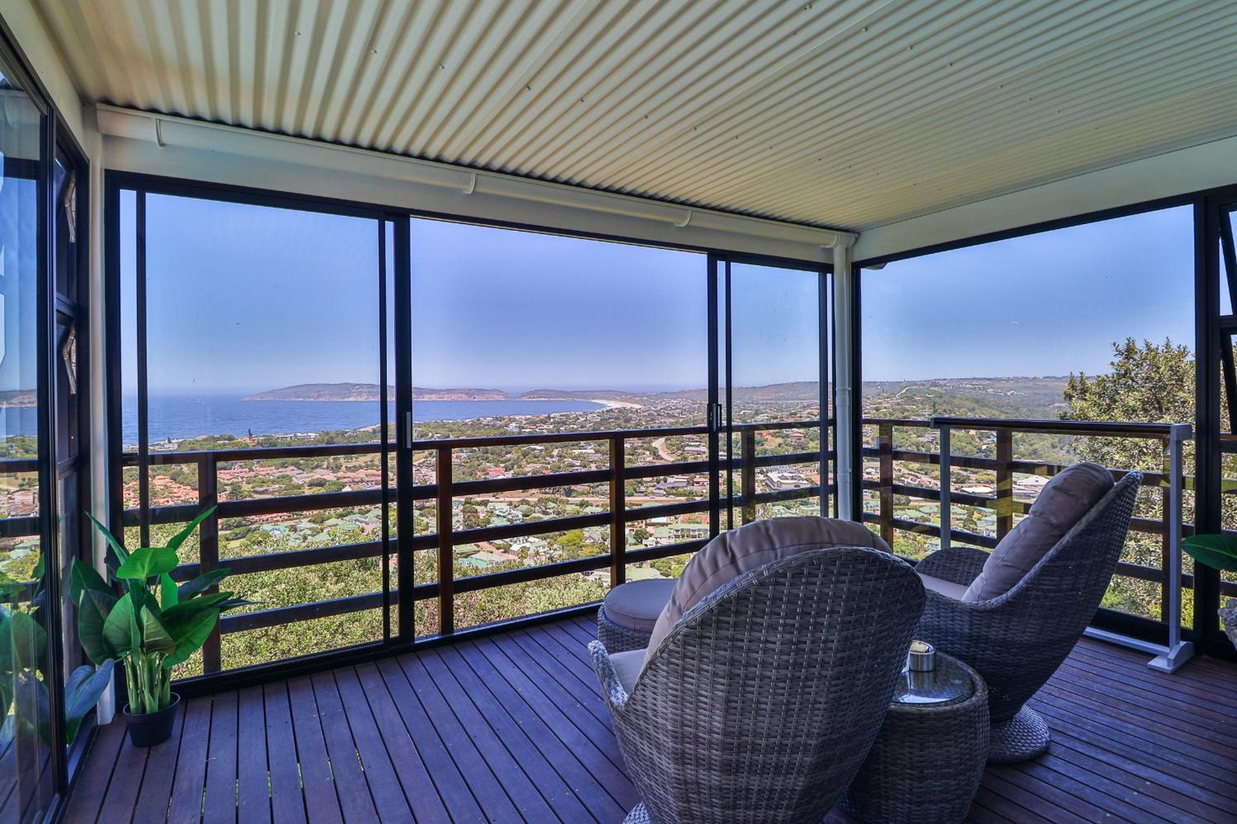 Queen Room with Balcony - Photo 12