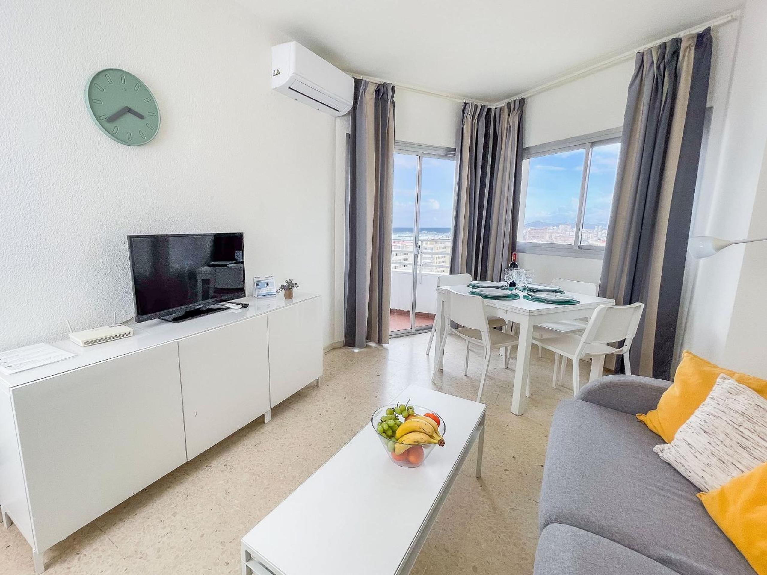 Apartamento de una habitación con balcón y vista al mar