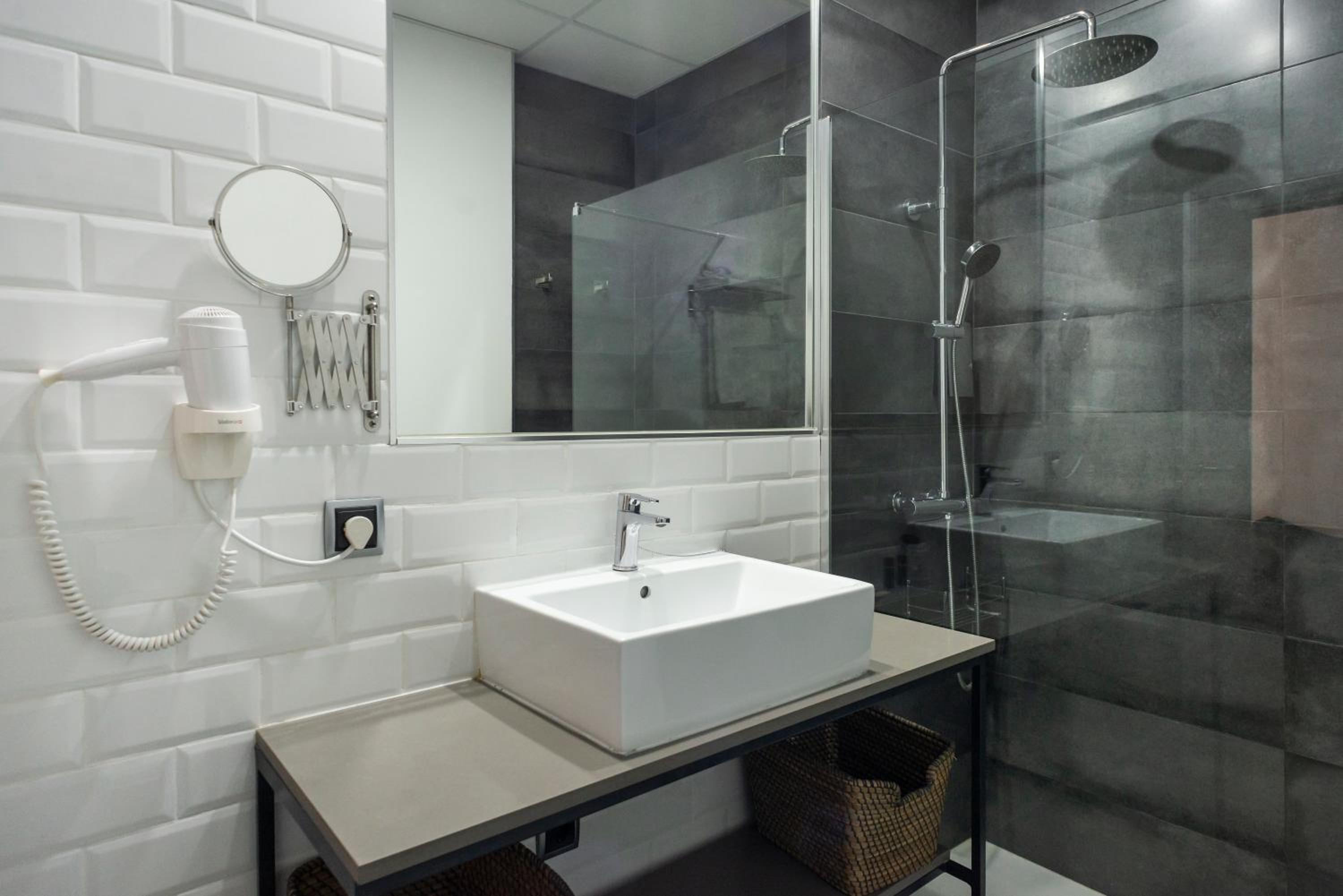 Double Room with Balcony - Photo 17