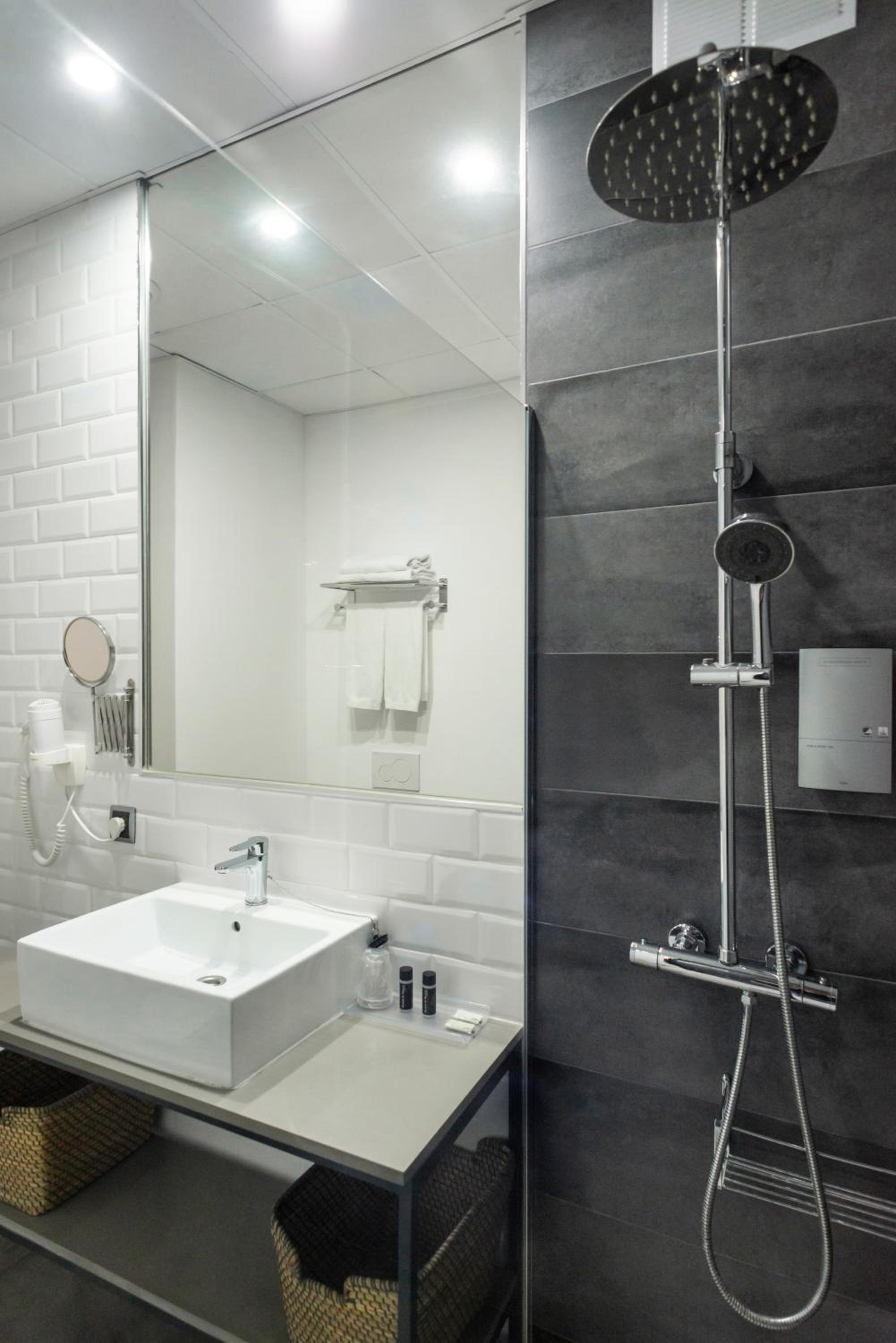 Double Room with Balcony - Photo 18