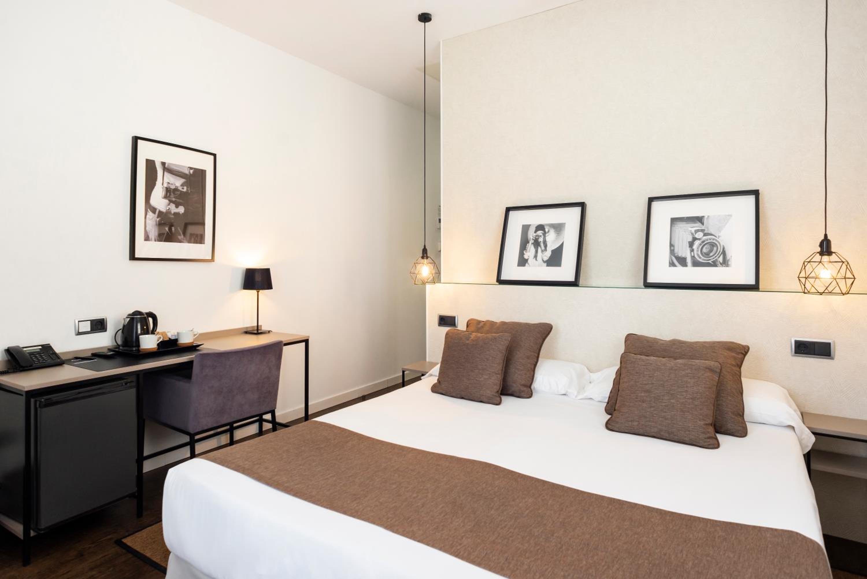 Double Room with Balcony - Photo 19