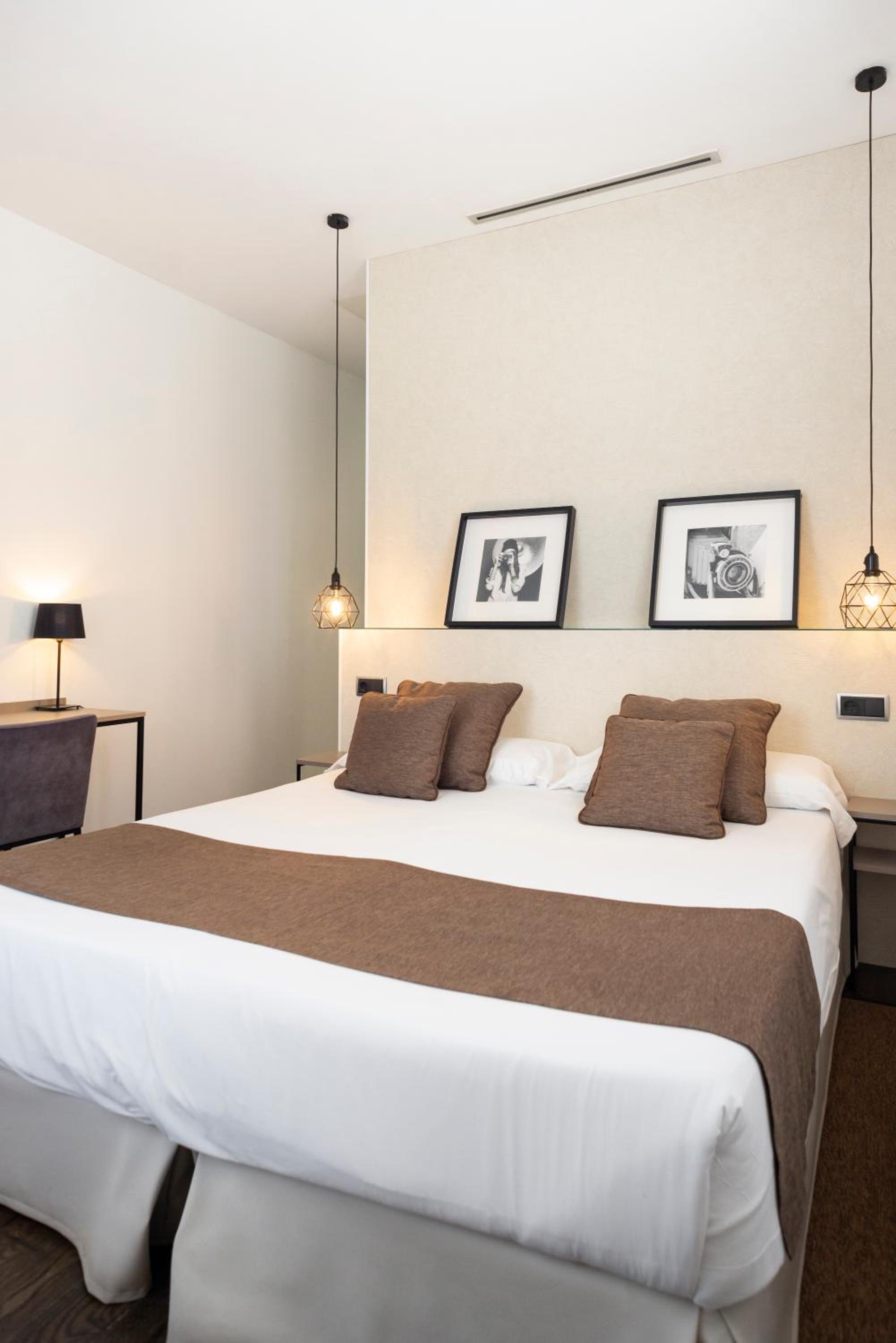 Double Room with Balcony - Photo 26