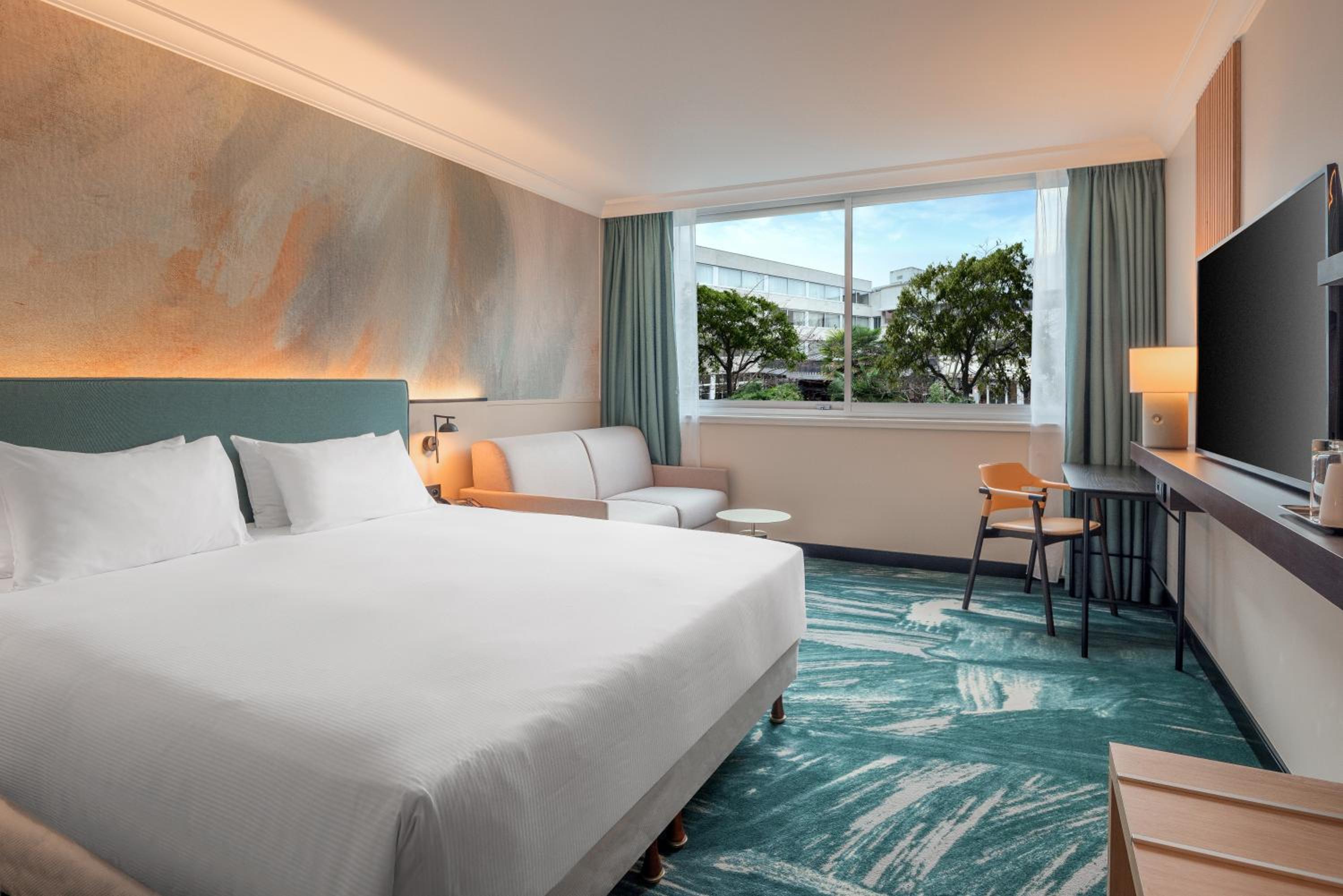 Deluxe King Room with Sofa Bed - Photo 2