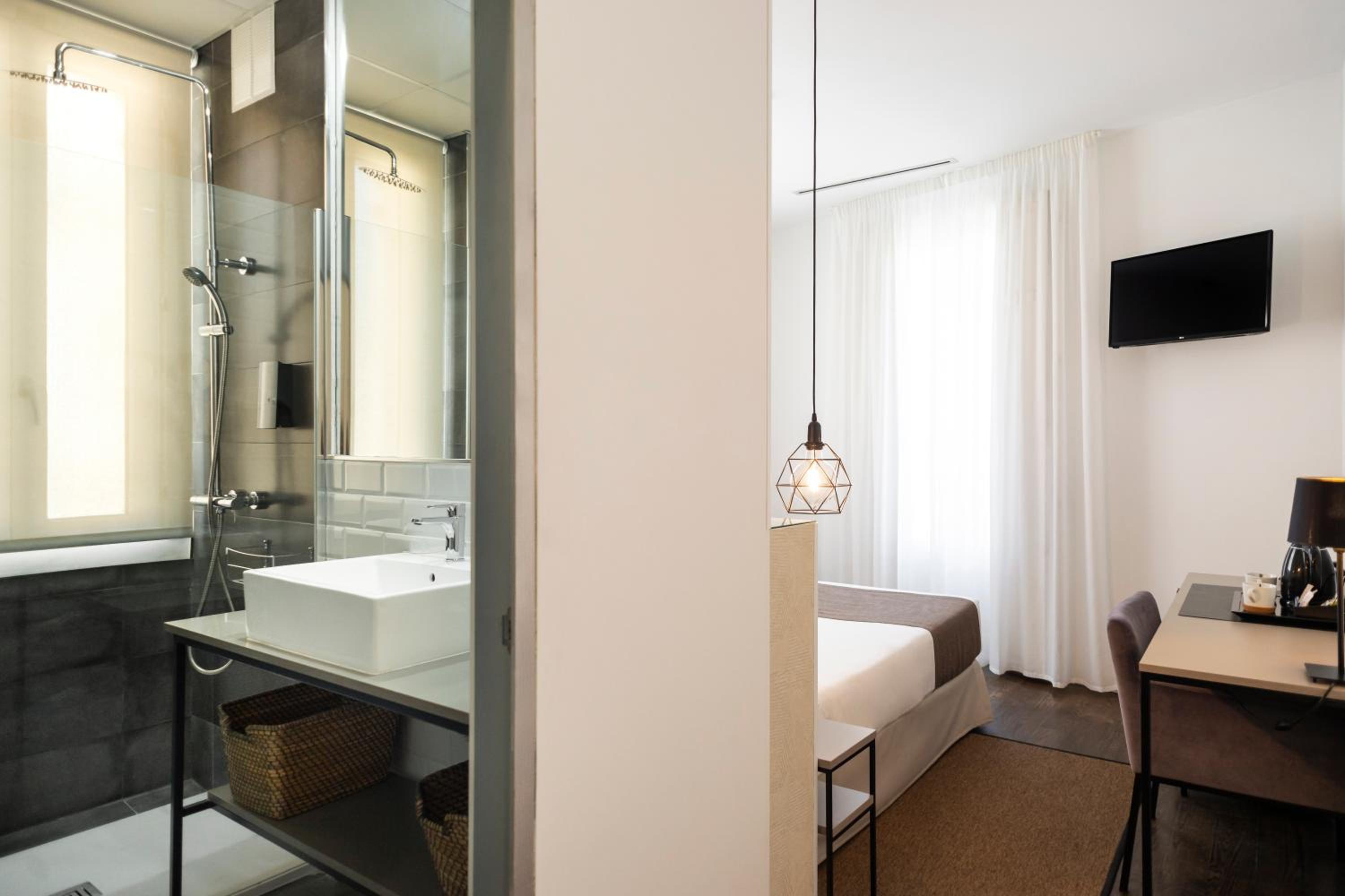 Double Room with Balcony - Photo 32